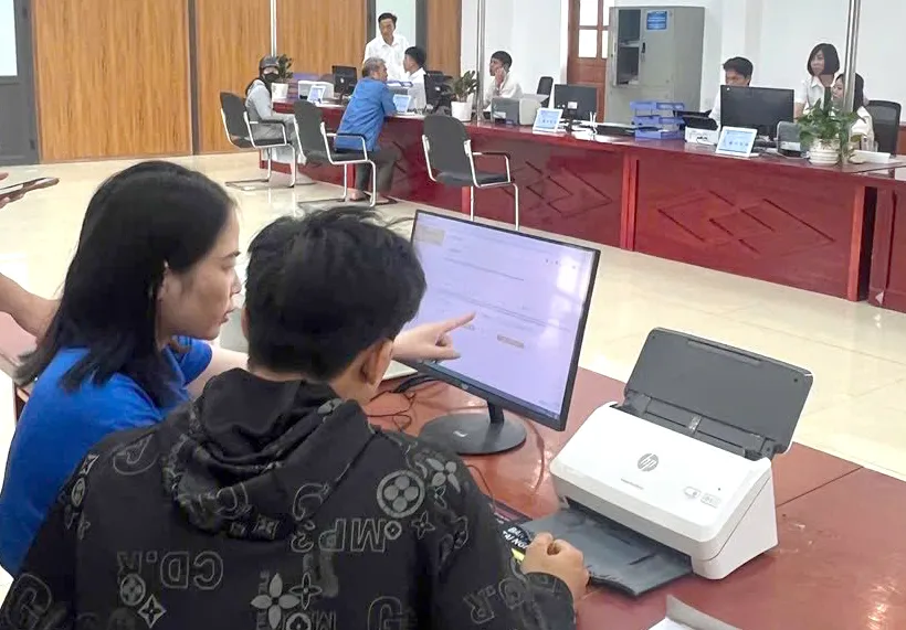 'Áo xanh' khí thế ra quân hỗ trợ người dân thực hiện dịch vụ hành chính công ảnh 6