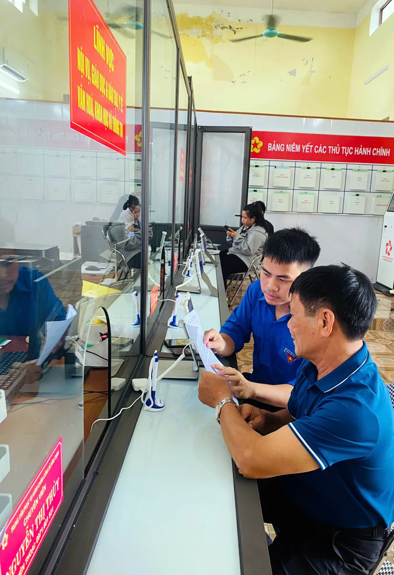 'Áo xanh' khí thế ra quân hỗ trợ người dân thực hiện dịch vụ hành chính công ảnh 3