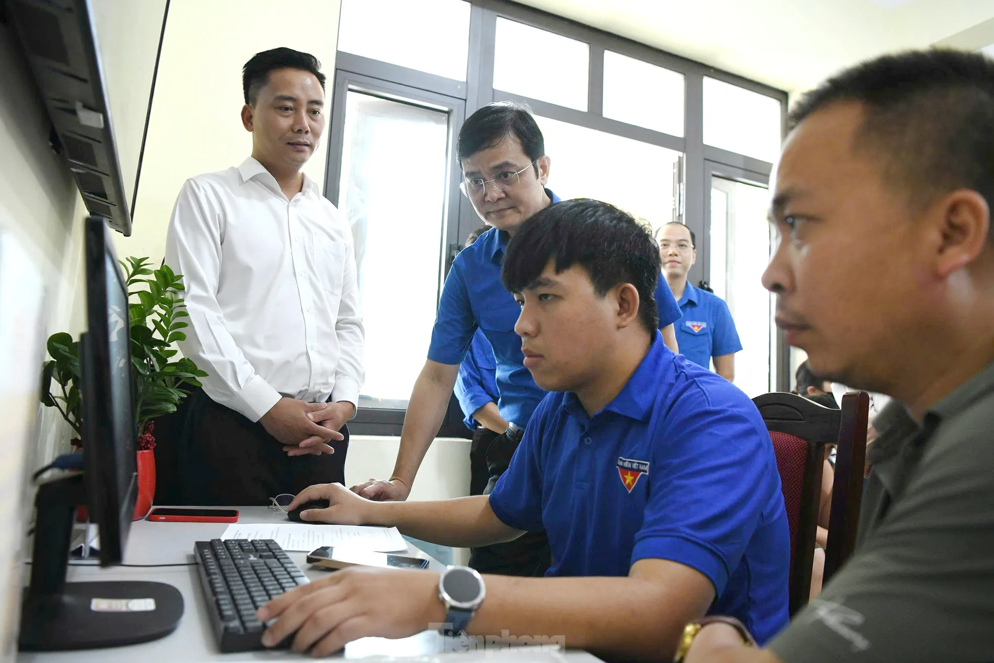 Ban Bí thư Trung ương Đoàn thăm, tặng quà đội hình tình nguyện hỗ trợ vận hành chính quyền hai cấp ảnh 6