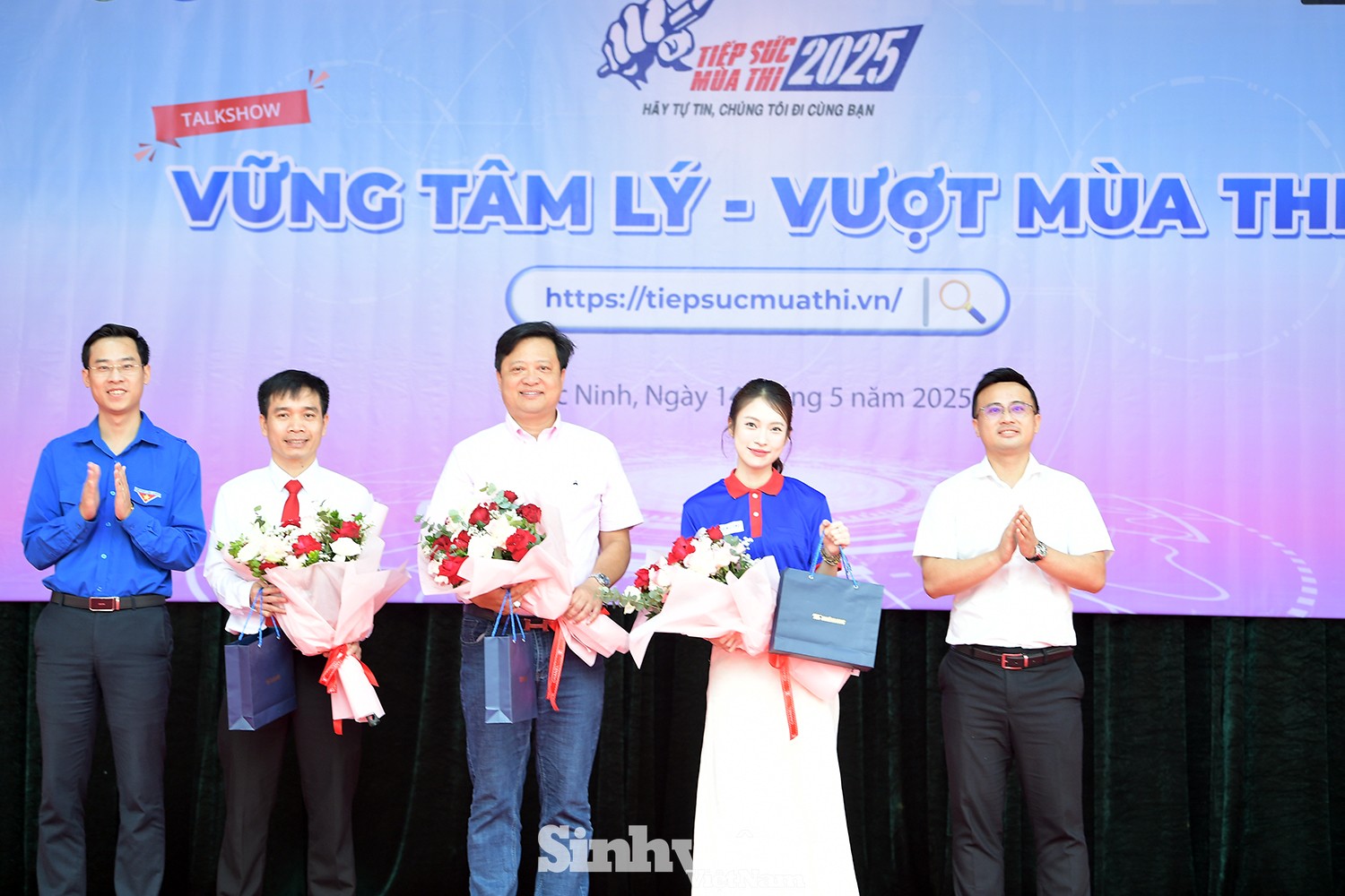 PGS. TS Phạm Mạnh Hà ‘bắt sóng’ nỗi lo mùa thi cùng học sinh THPT Bắc Ninh ảnh 1