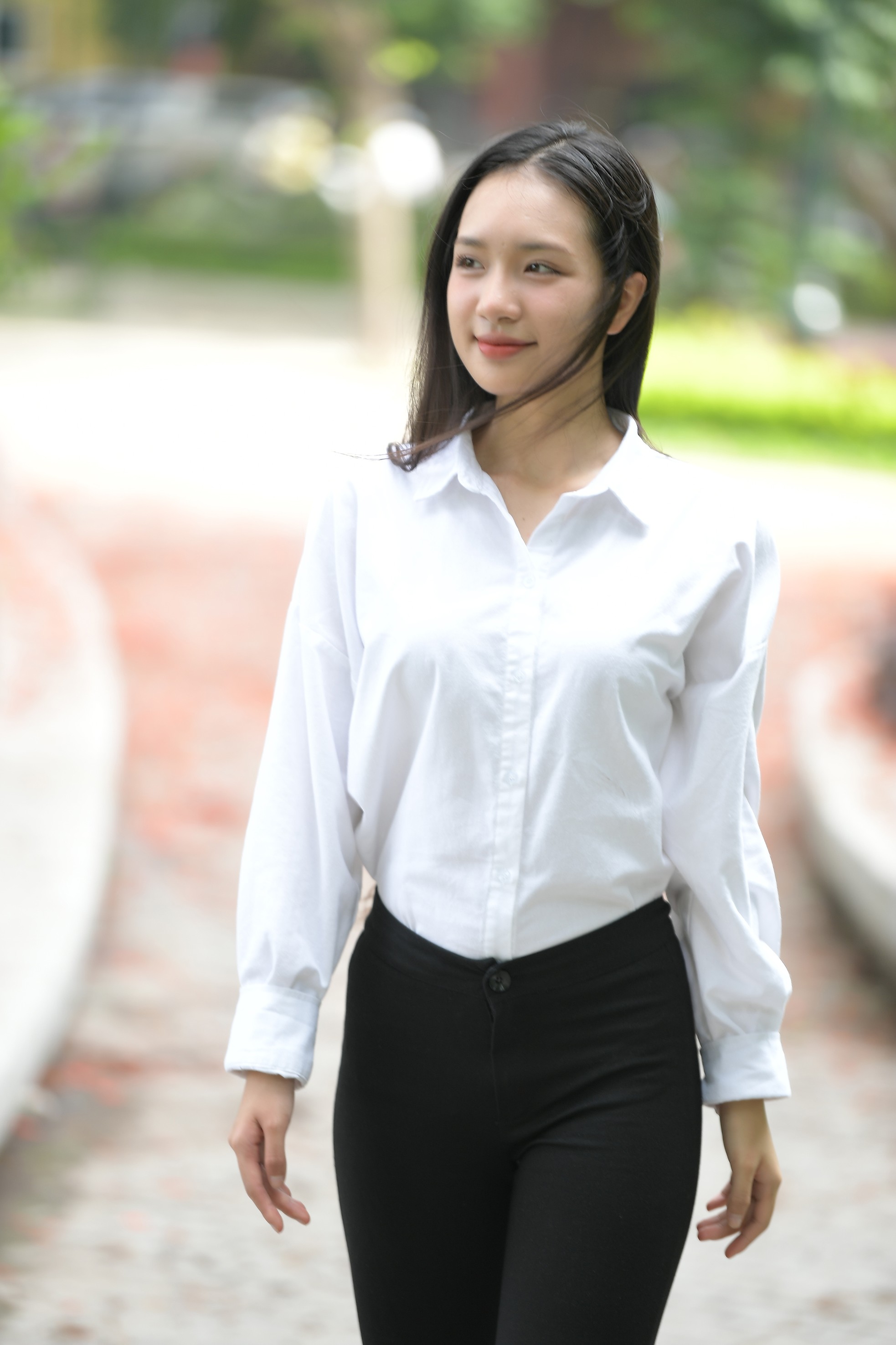 Cô gái Quảng Ninh cao 1,74 m ở Hoa hậu Việt Nam chỉ thích mặc quần jeans, sơ mi trắng ảnh 7