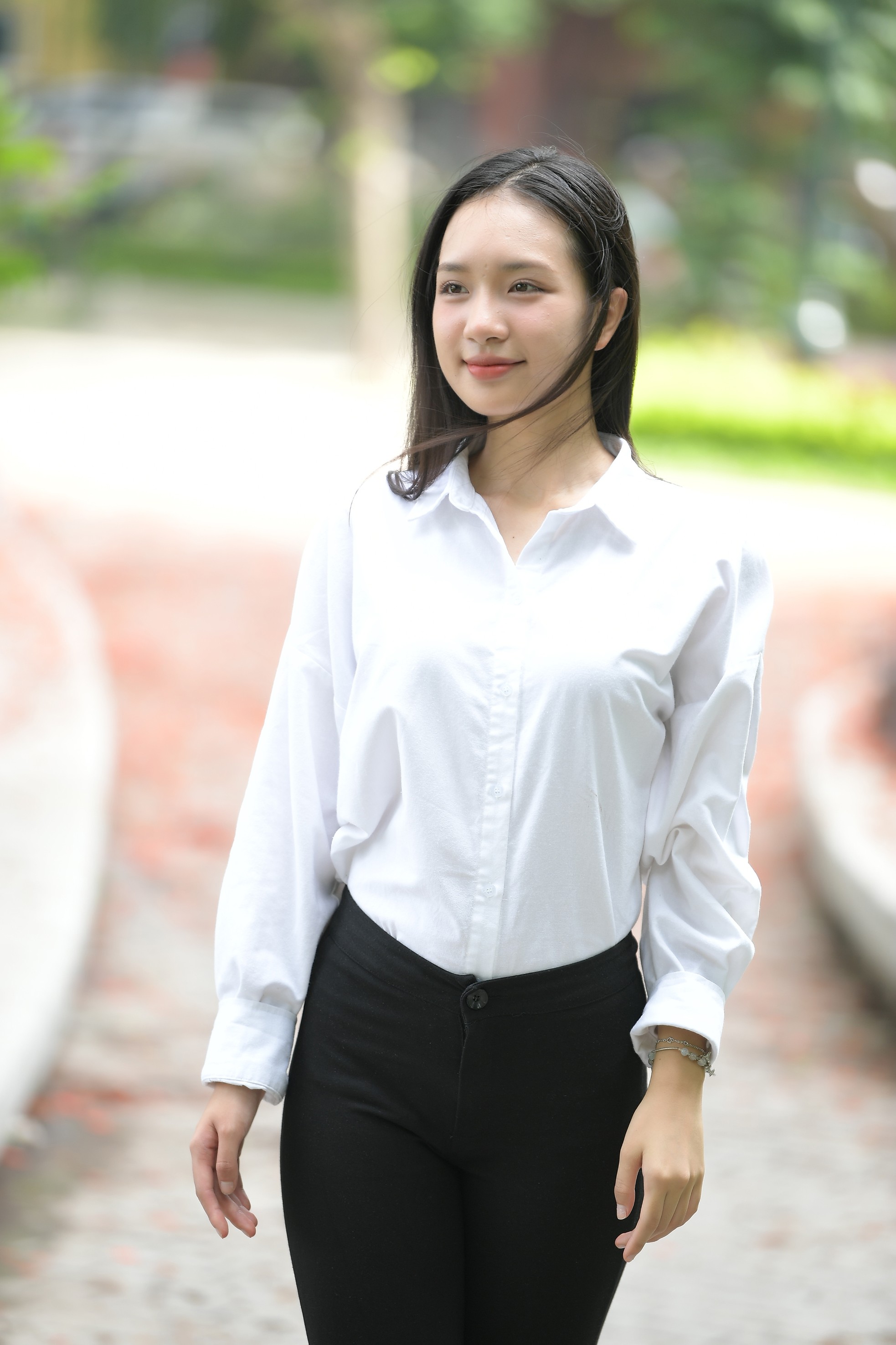 Cô gái Quảng Ninh cao 1,74 m ở Hoa hậu Việt Nam chỉ thích mặc quần jeans, sơ mi trắng ảnh 6