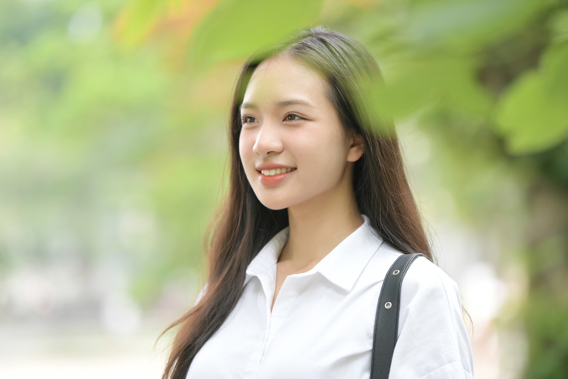 Cô gái Quảng Ninh cao 1,74 m ở Hoa hậu Việt Nam chỉ thích mặc quần jeans, sơ mi trắng ảnh 1
