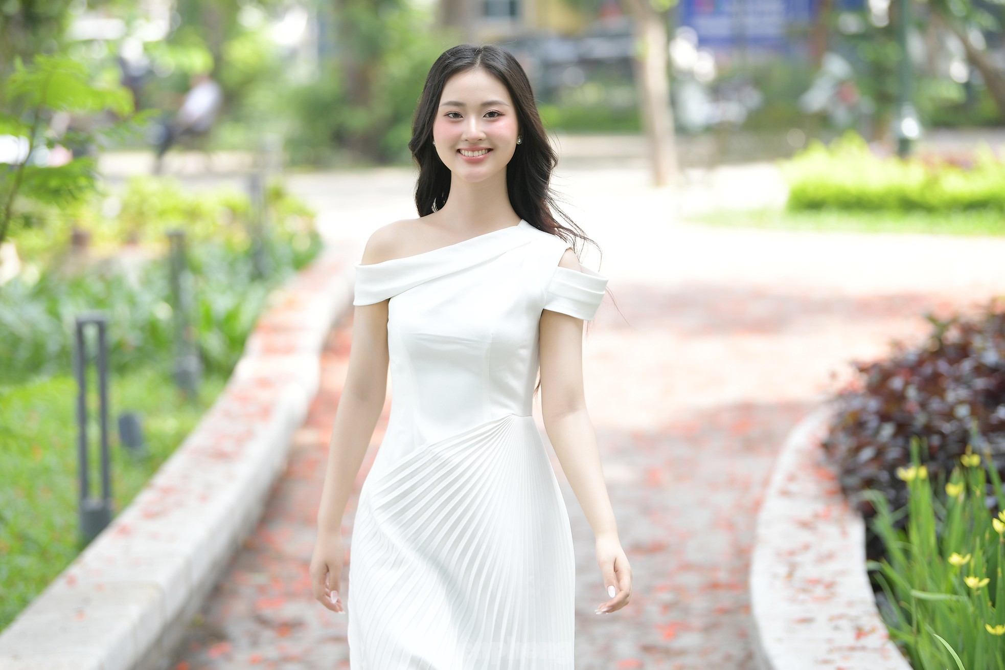 Nữ sinh Đại học Ngoại thương vui vì được khen giống Á hậu Phương Nhi ảnh 9
