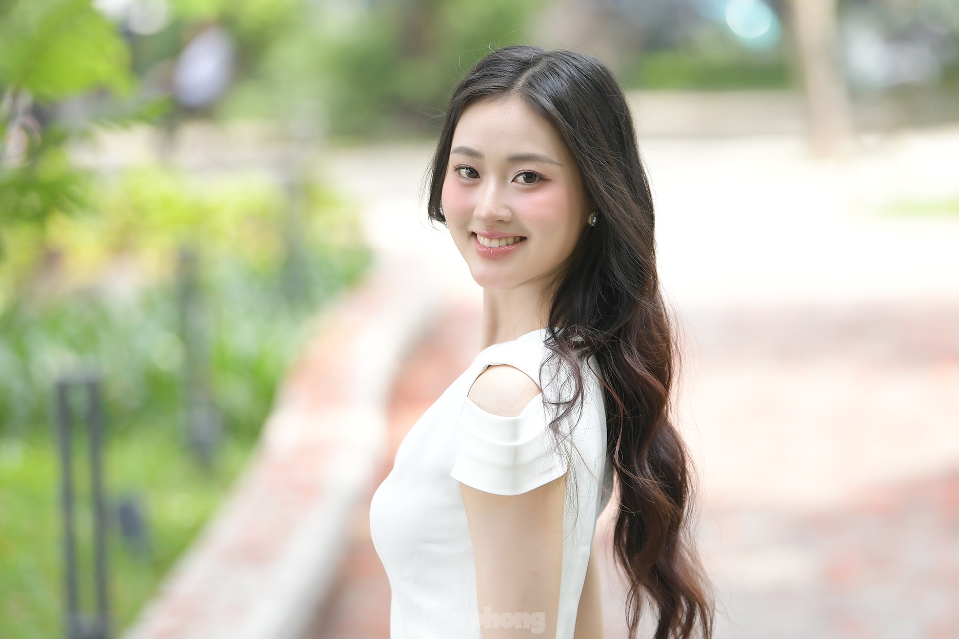 Nữ sinh Đại học Ngoại thương vui vì được khen giống Á hậu Phương Nhi ảnh 6