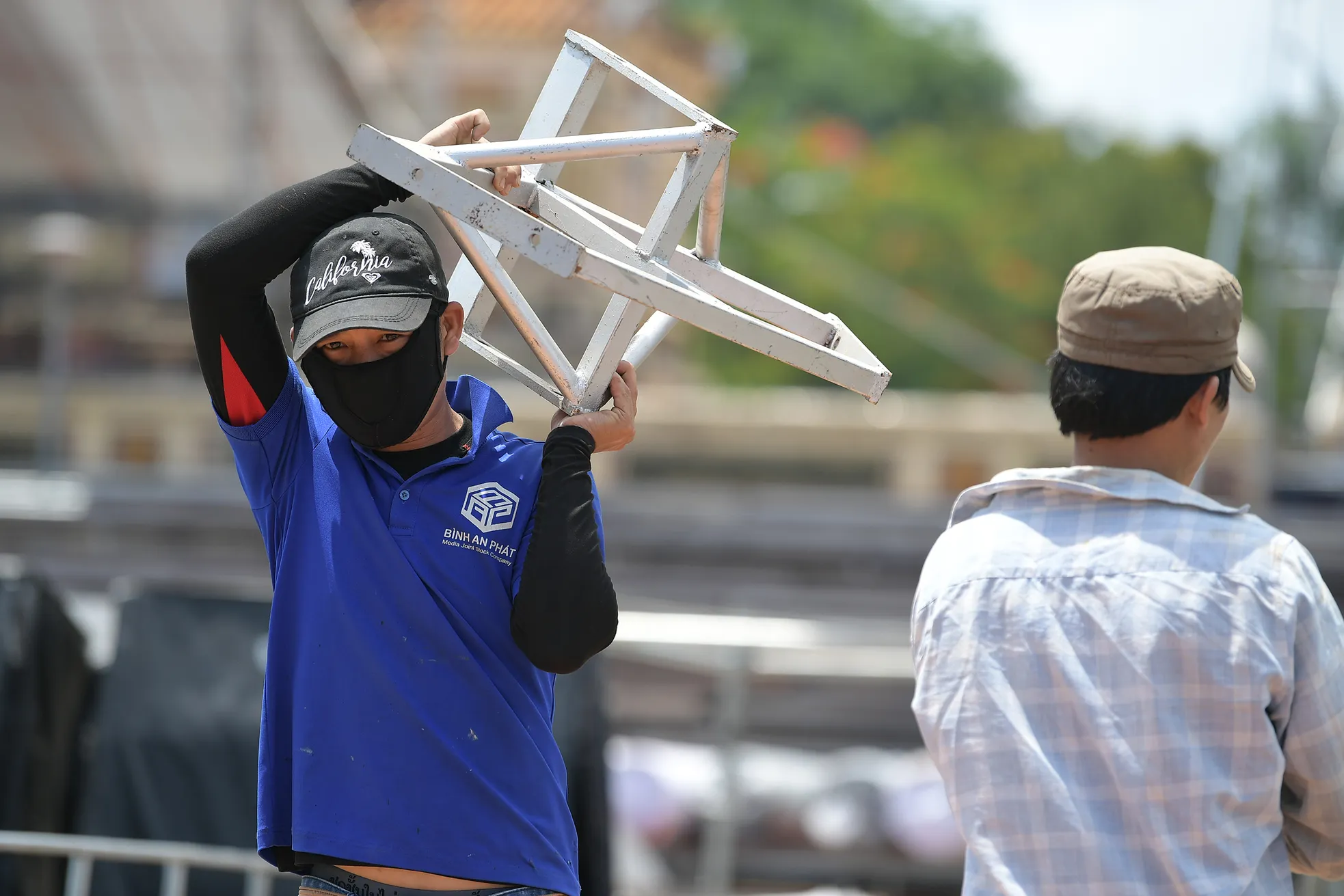 Hơn 300 công nhân làm việc xuyên ngày đêm, gấp rút hoàn thiện sân khấu chung kết Hoa hậu Việt Nam ảnh 5