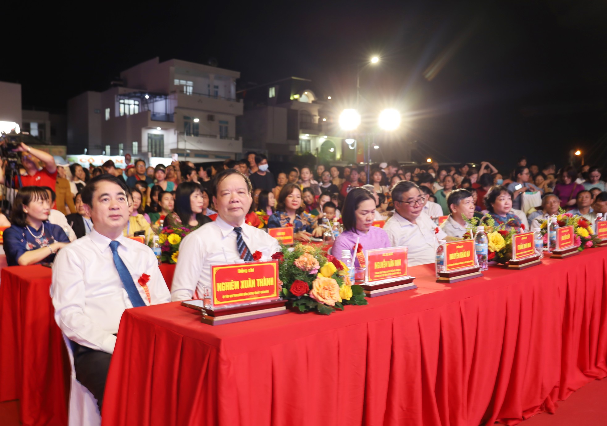 Tháp Bà Ponagar Nha Trang đón hàng chục nghìn người đến dâng hương ảnh 3