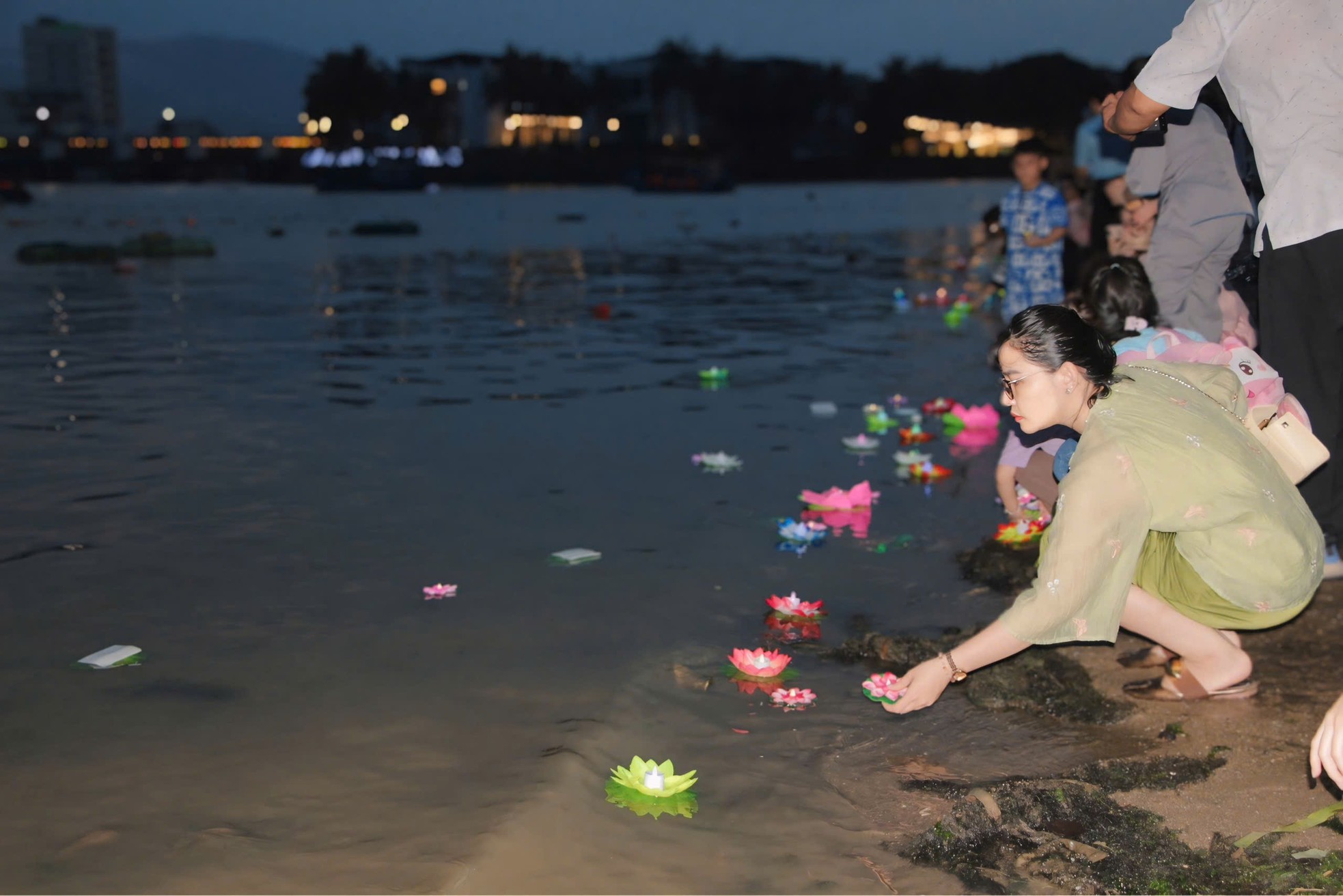 Tháp Bà Ponagar Nha Trang đón hàng chục nghìn người đến dâng hương ảnh 7
