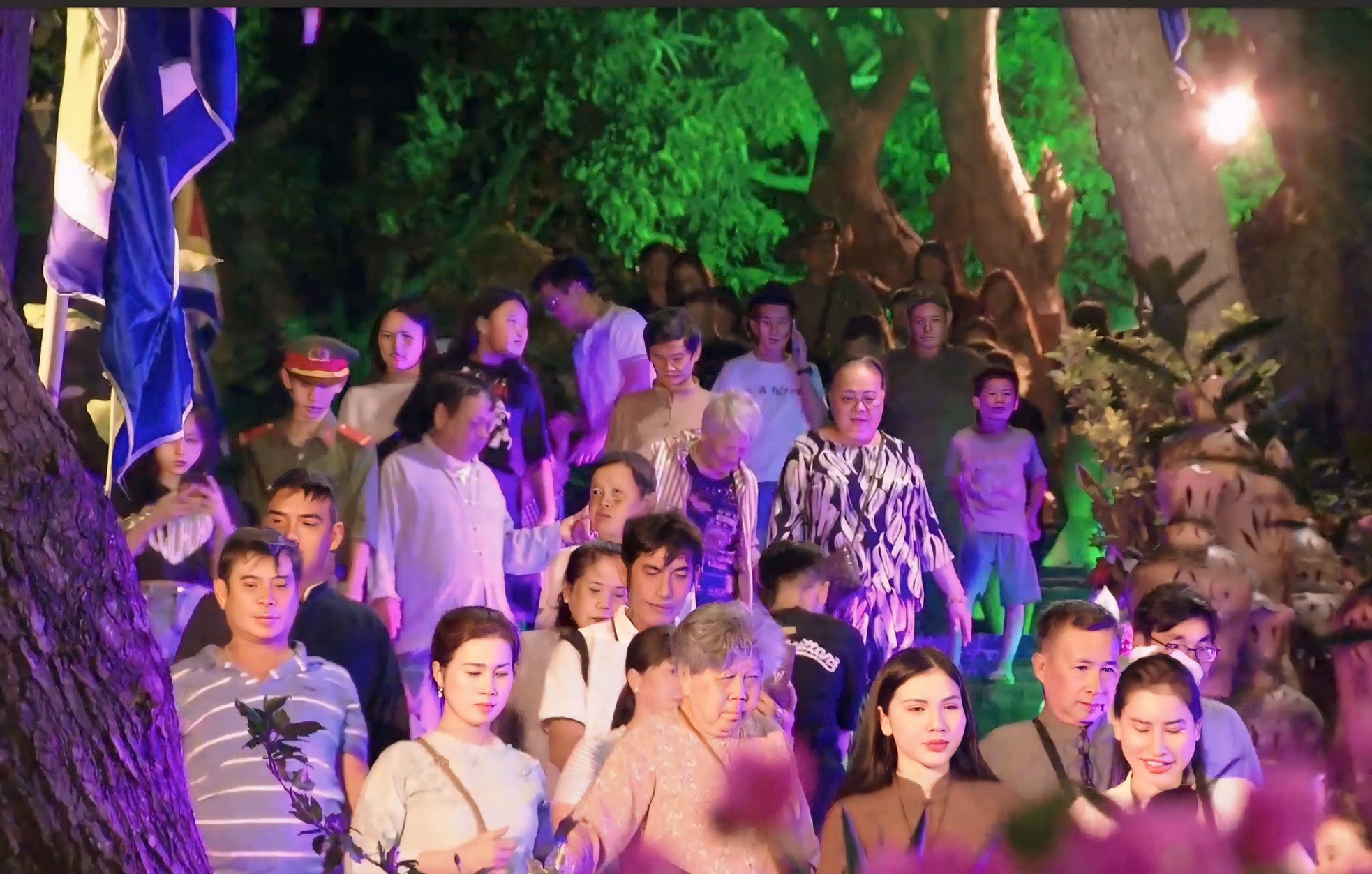 Tháp Bà Ponagar Nha Trang đón hàng chục nghìn người đến dâng hương ảnh 5