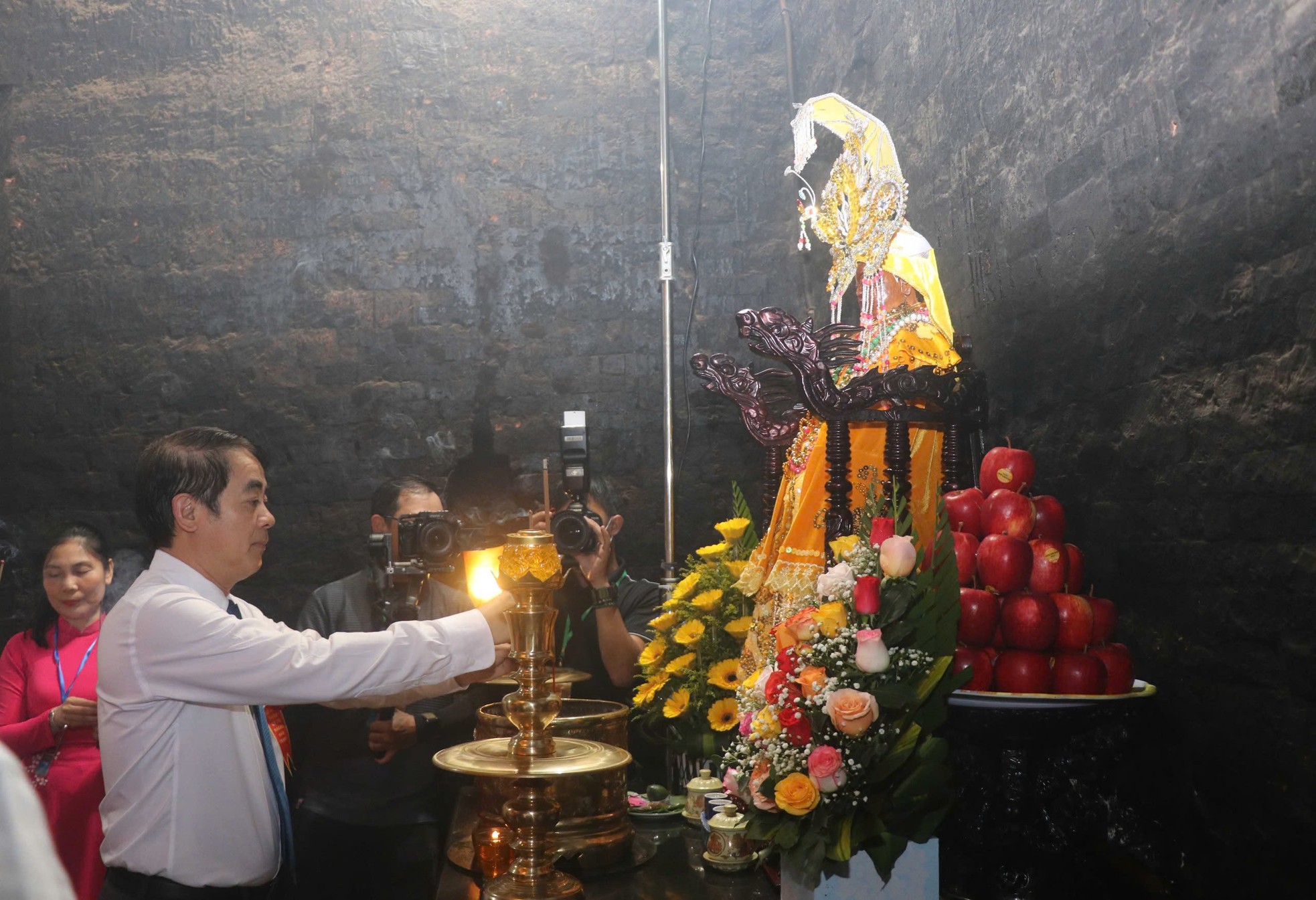Tháp Bà Ponagar Nha Trang đón hàng chục nghìn người đến dâng hương ảnh 4