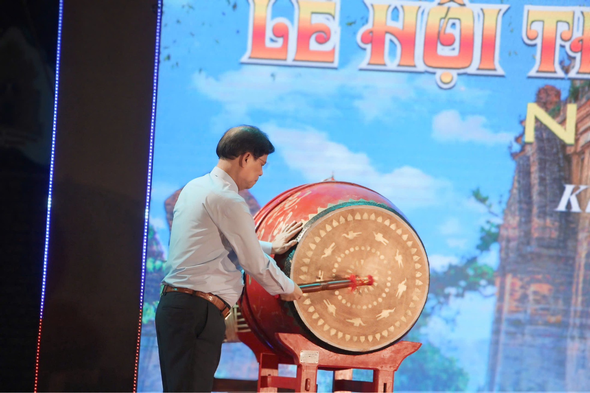 Tháp Bà Ponagar Nha Trang đón hàng chục nghìn người đến dâng hương ảnh 2