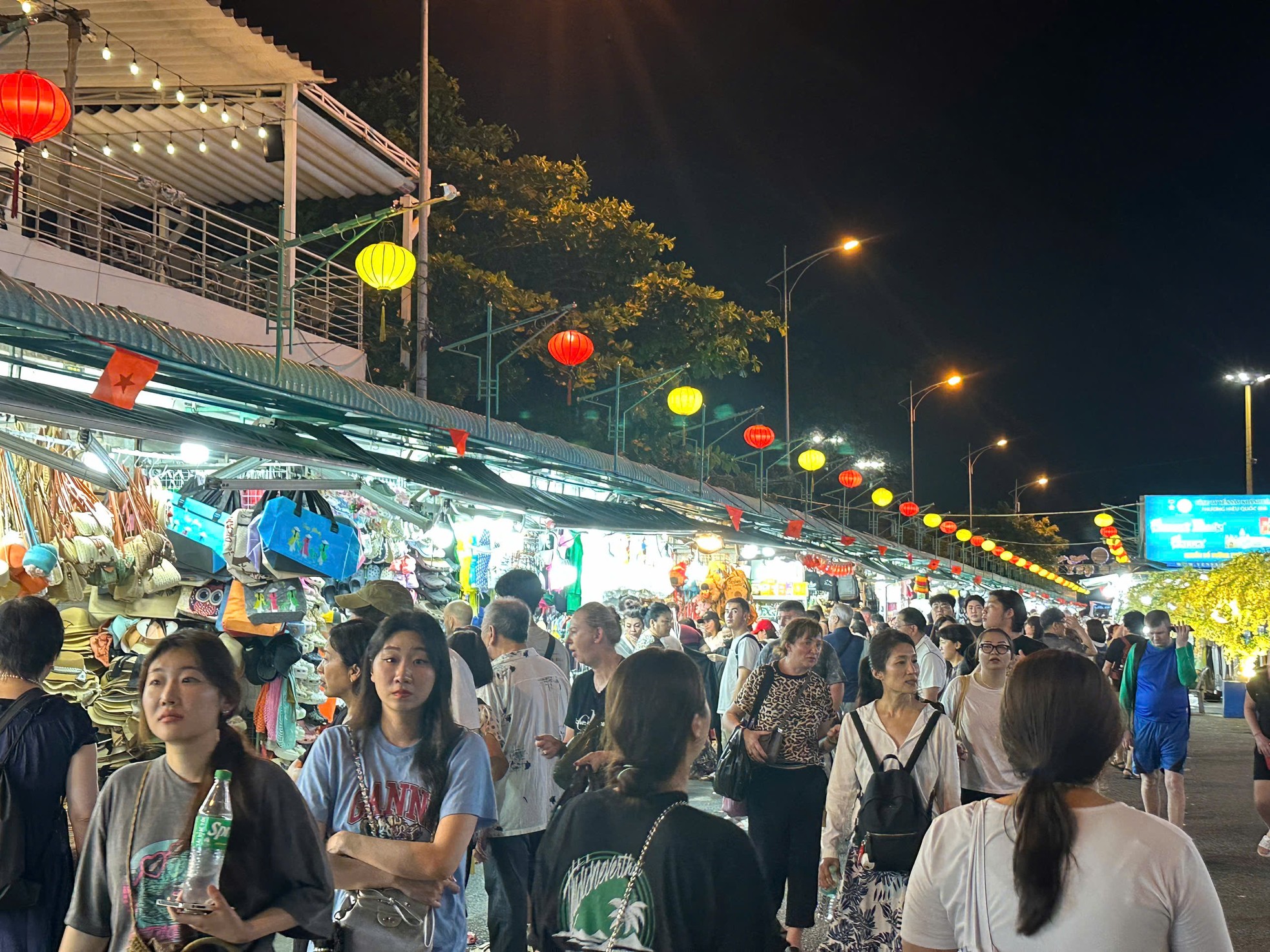 Phố 'Tây' Nha Trang sôi động trở lại nhờ khách Nga ảnh 10
