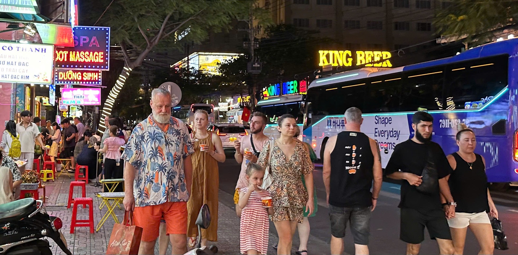 Phố 'Tây' Nha Trang sôi động trở lại nhờ khách Nga ảnh 2