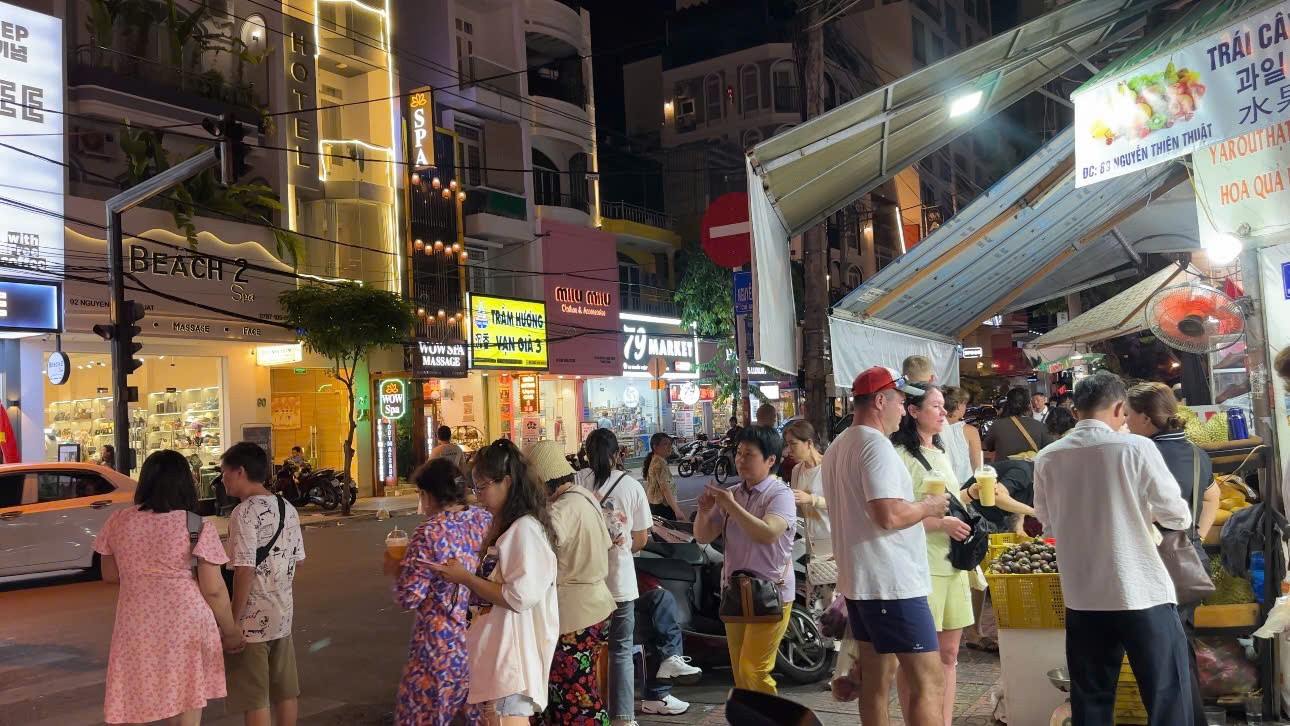 Phố 'Tây' Nha Trang sôi động trở lại nhờ khách Nga ảnh 7