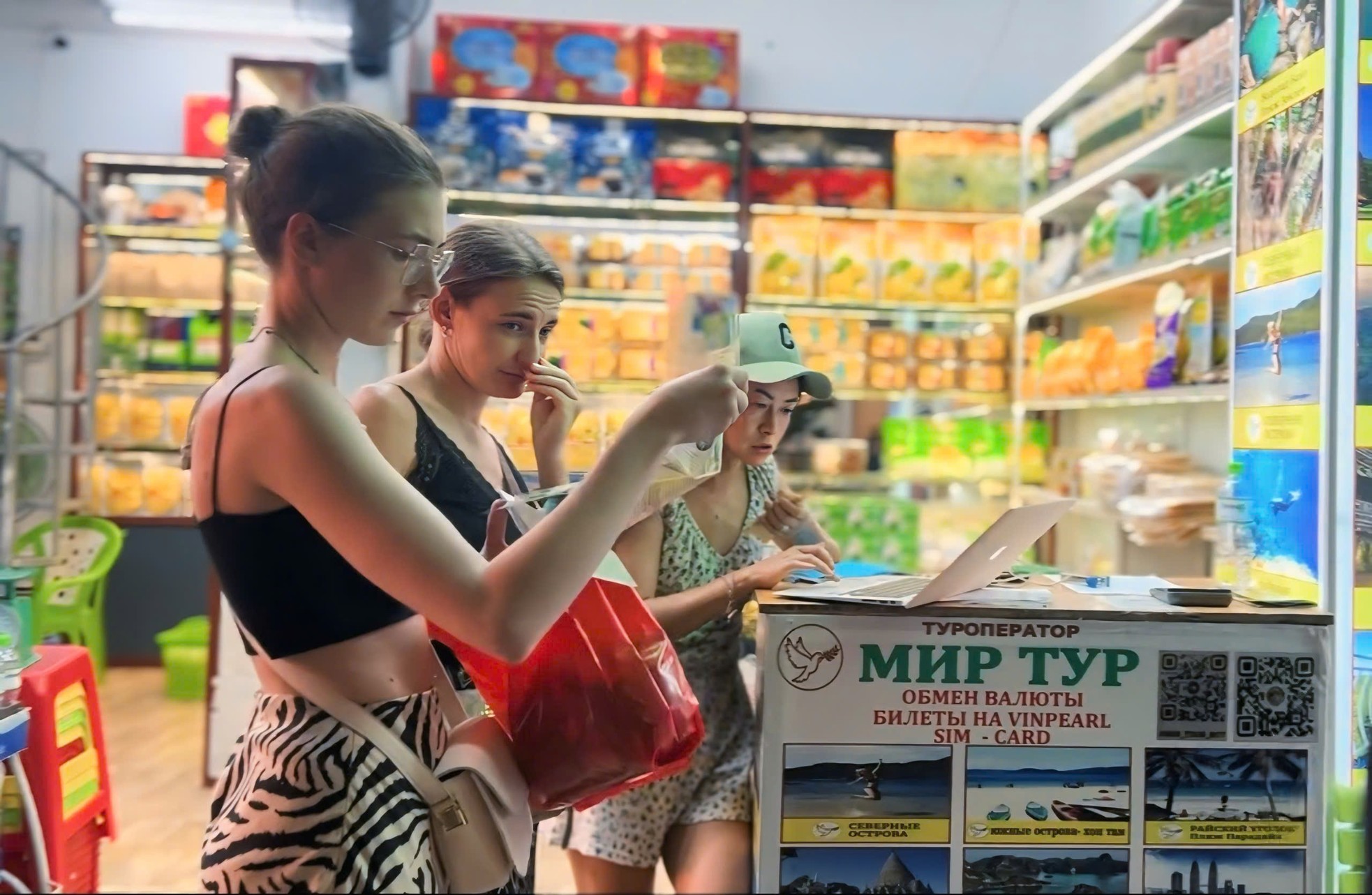 Phố 'Tây' Nha Trang sôi động trở lại nhờ khách Nga ảnh 9