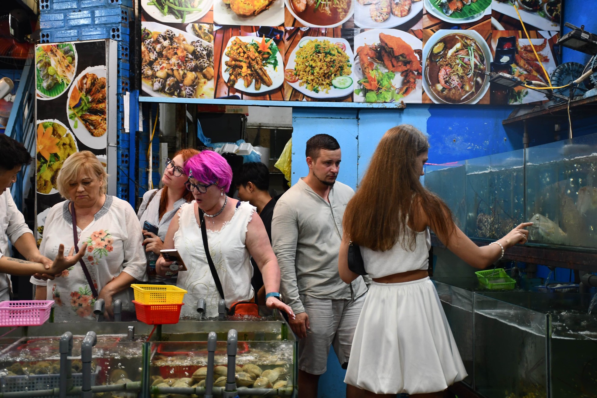 Phố 'Tây' Nha Trang sôi động trở lại nhờ khách Nga ảnh 8