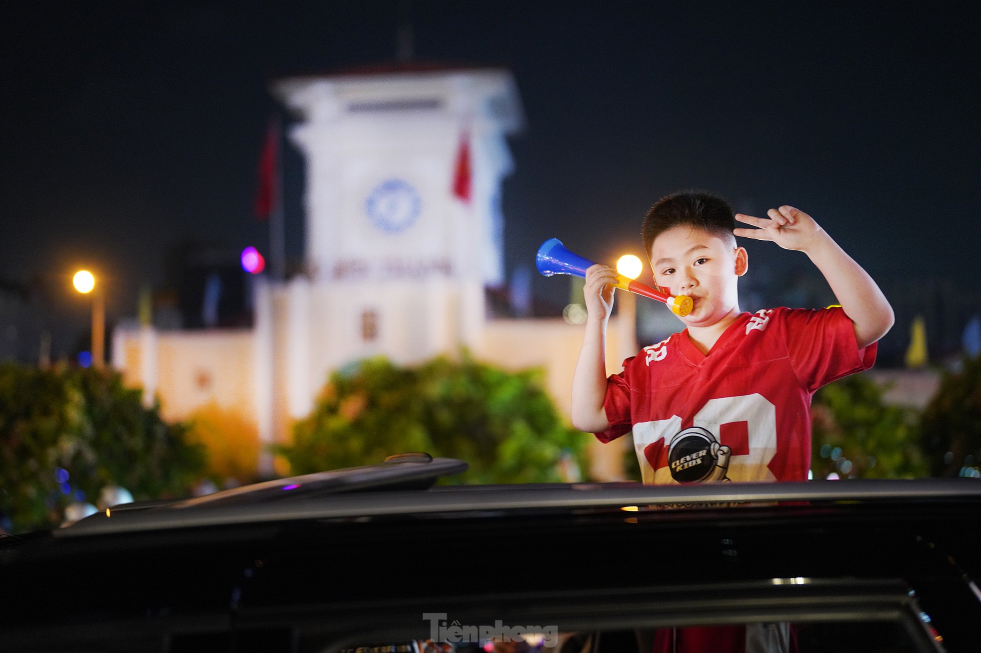 Người hâm mộ TPHCM nhuộm đỏ chợ Bến Thành, đường phố trung tâm ảnh 3