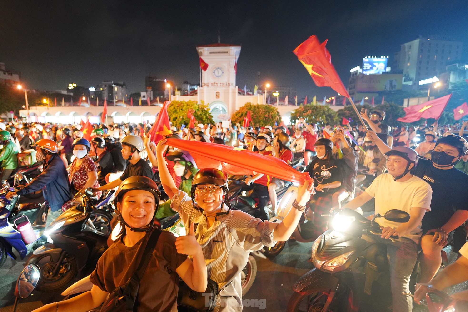 Người hâm mộ TPHCM nhuộm đỏ chợ Bến Thành, đường phố trung tâm ảnh 1