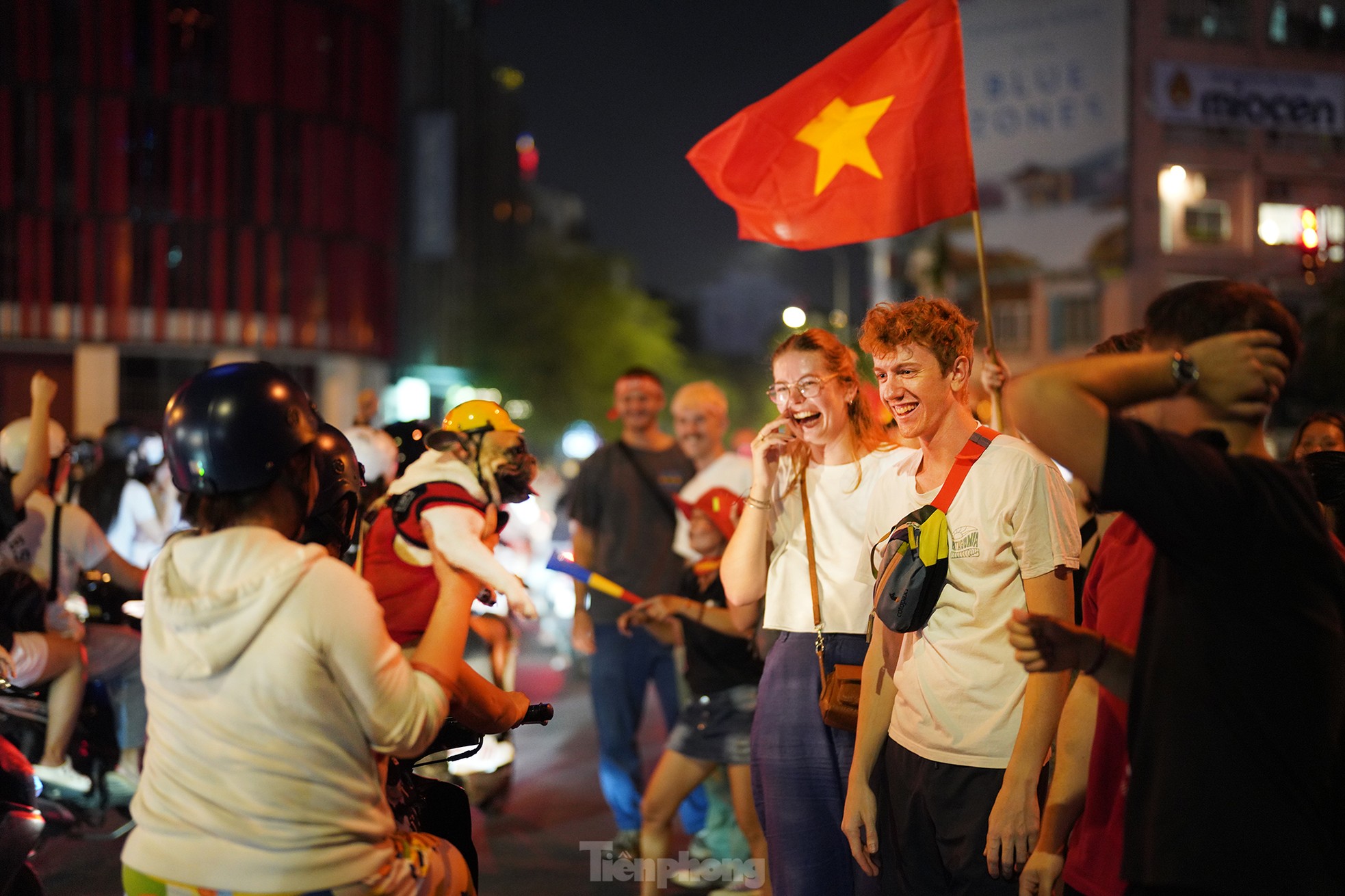 Người hâm mộ TPHCM nhuộm đỏ chợ Bến Thành, đường phố trung tâm ảnh 4