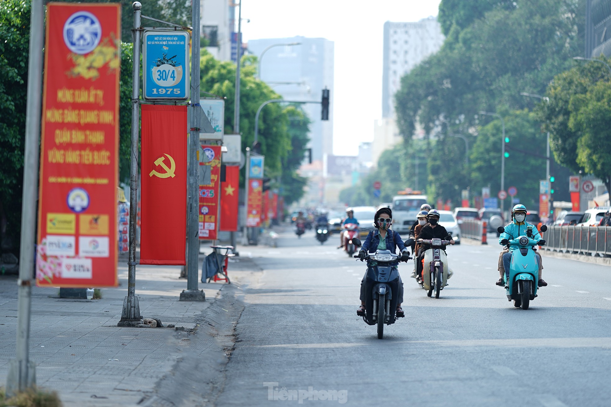 TPHCM rực rỡ cờ hoa mừng Đảng, mừng Xuân ảnh 10