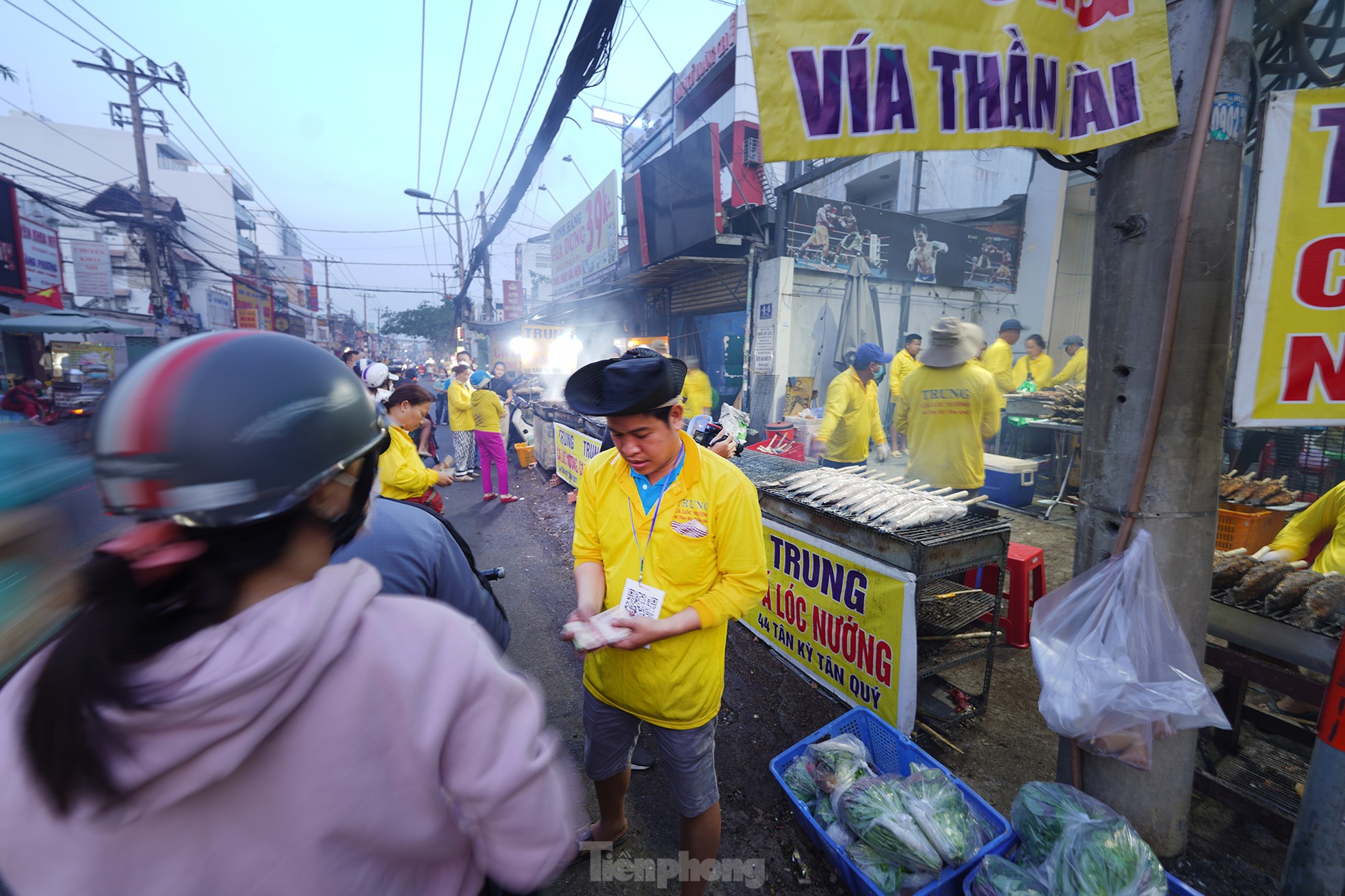 Đông nghịt người chen chúc mua cá lóc nướng cúng Thần tài ảnh 7