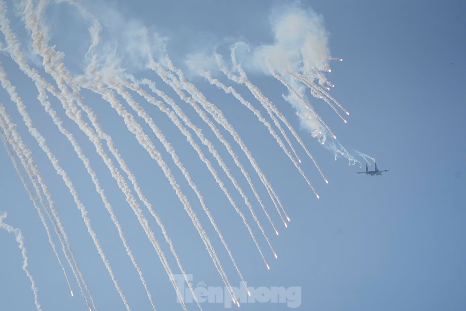 Xem tiêm kích Su-30MK2, Yak-130, trực thăng Mi trình diễn trong đại lễ 30/4 ảnh 13