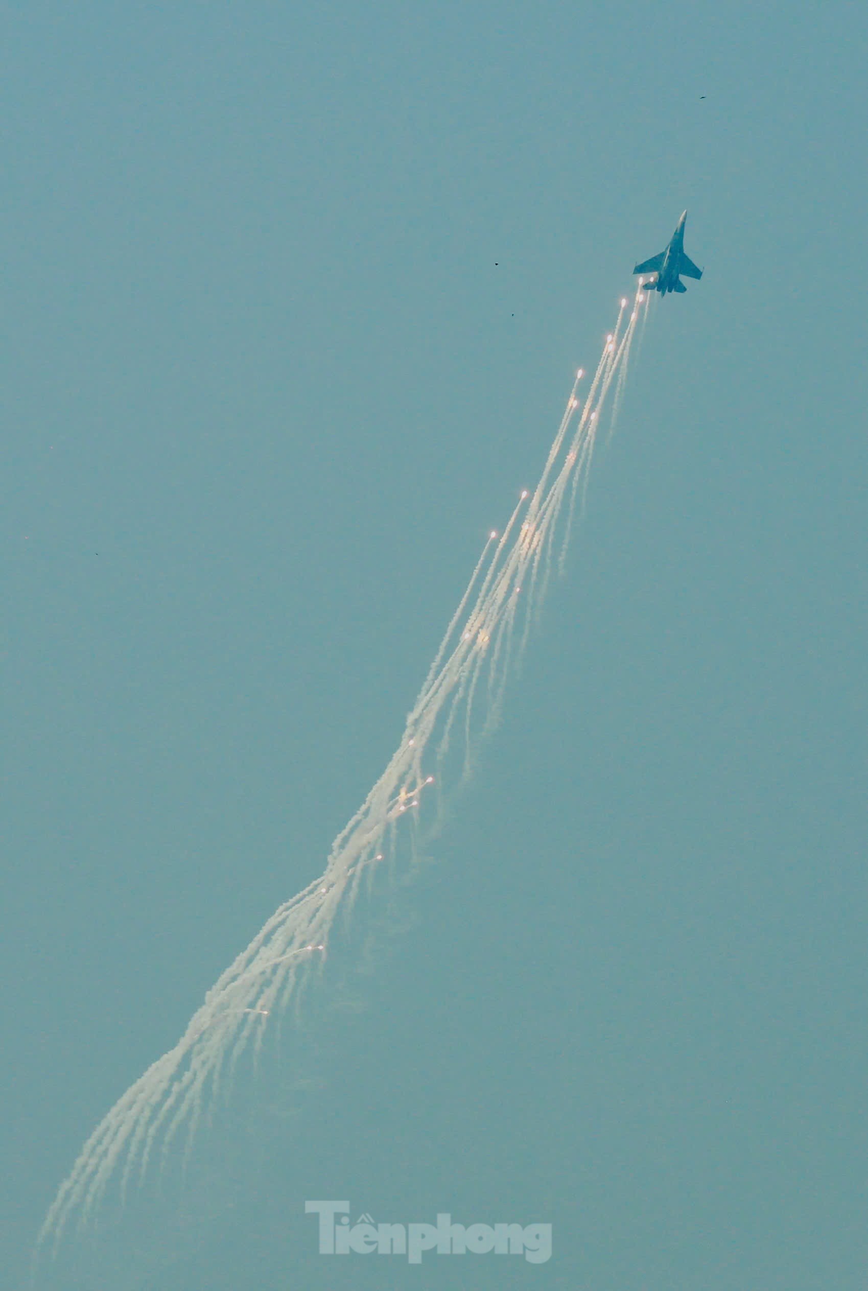 Xem tiêm kích Su-30MK2, Yak-130, trực thăng Mi trình diễn trong đại lễ 30/4 ảnh 10