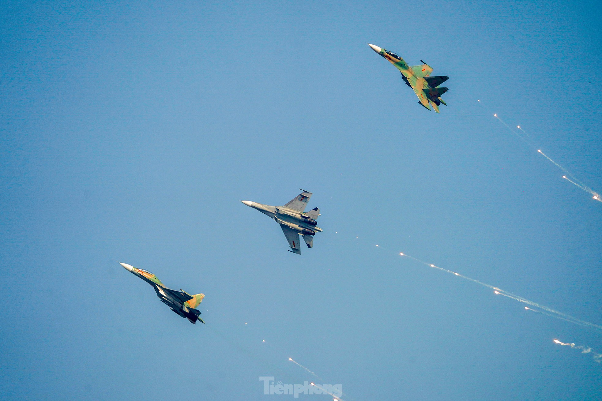 Xem tiêm kích Su-30MK2, Yak-130, trực thăng Mi trình diễn trong đại lễ 30/4 ảnh 18