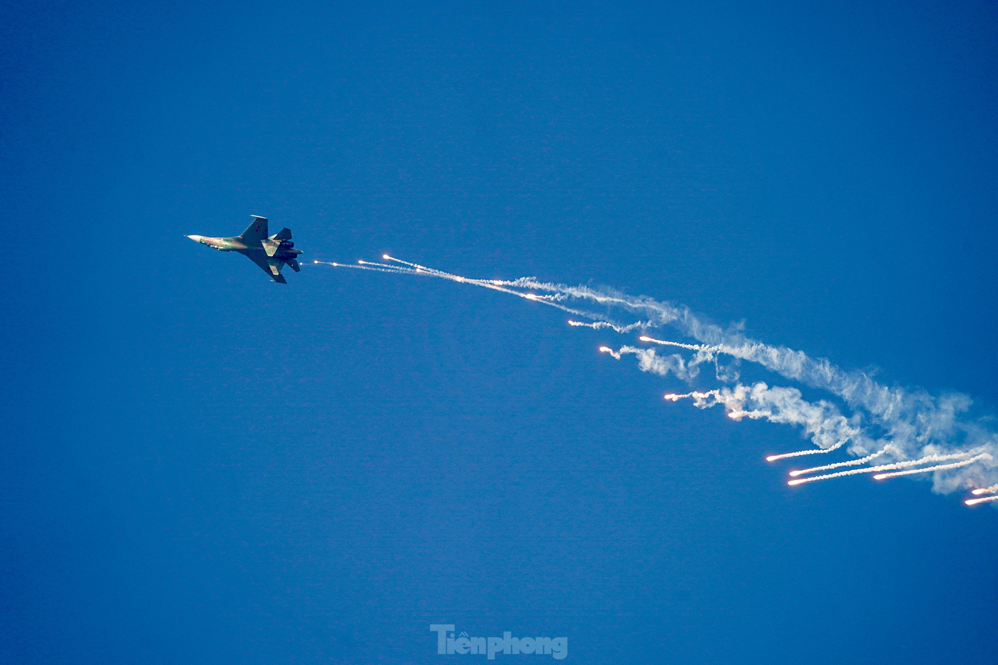 Xem tiêm kích Su-30MK2, Yak-130, trực thăng Mi trình diễn trong đại lễ 30/4 ảnh 17
