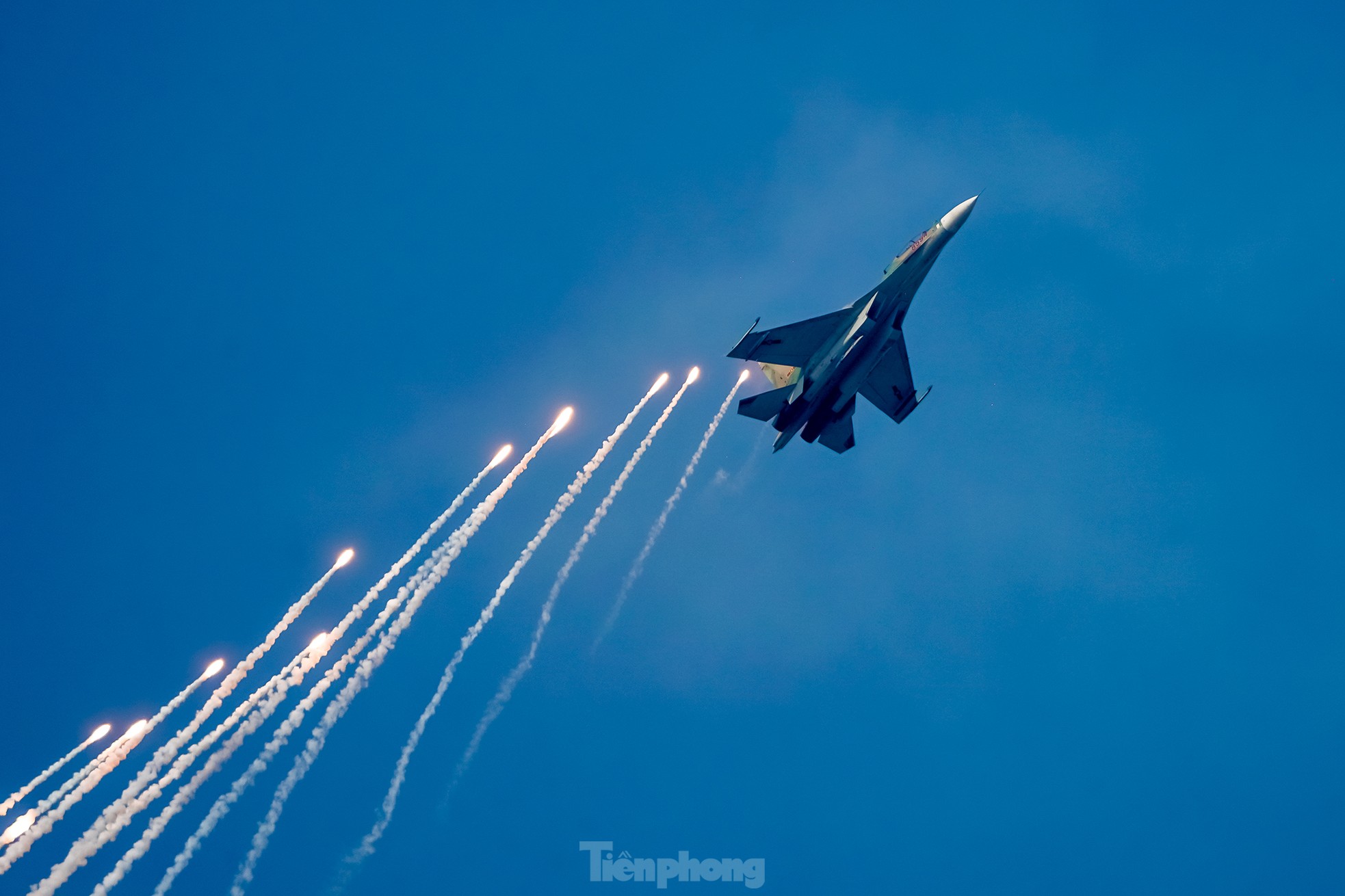 Xem tiêm kích Su-30MK2, Yak-130, trực thăng Mi trình diễn trong đại lễ 30/4 ảnh 15