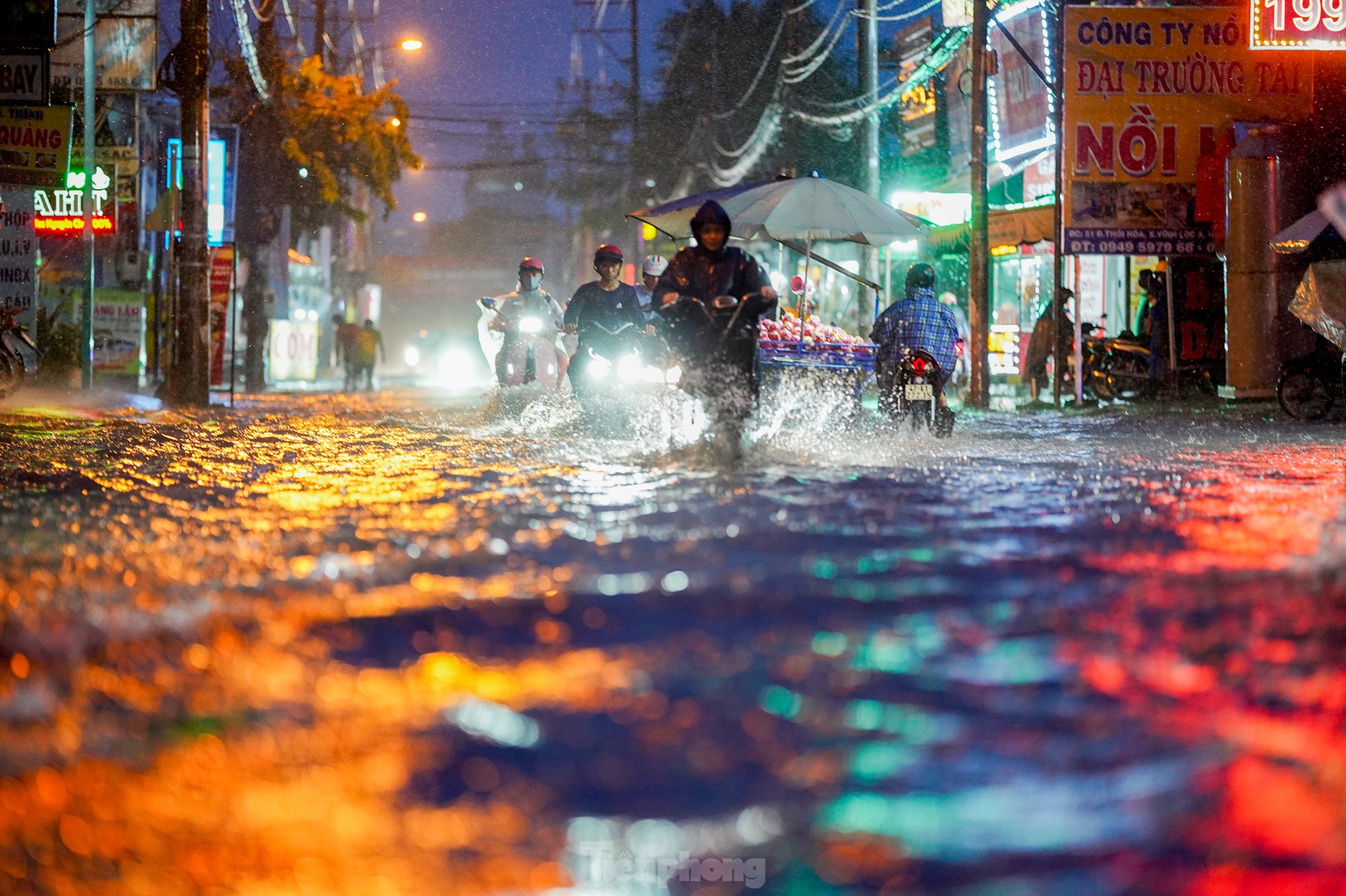 Đường vùng ven ở TPHCM thành sông sau mưa lớn kéo dài ảnh 1