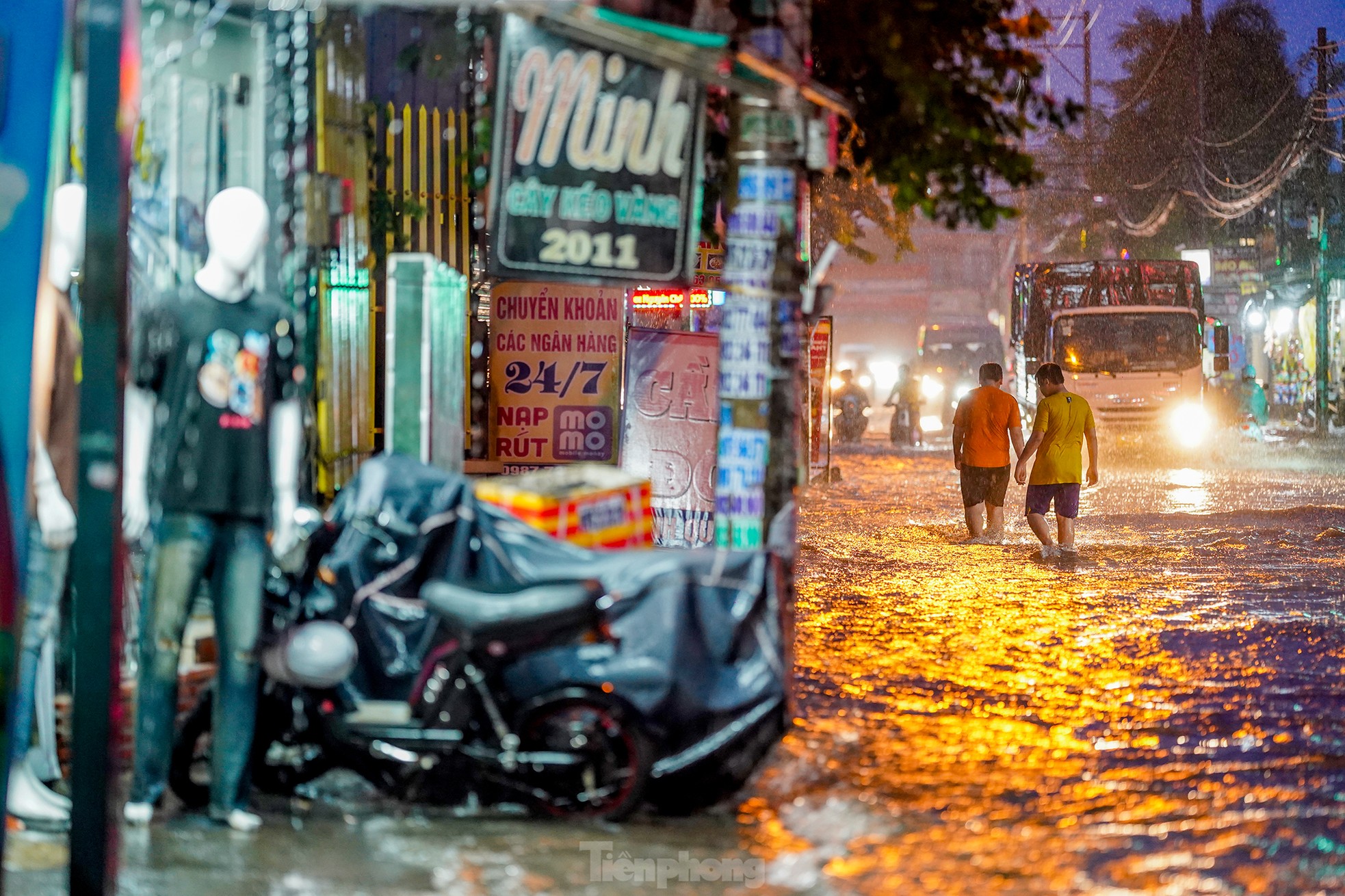 Đường vùng ven ở TPHCM thành sông sau mưa lớn kéo dài ảnh 8