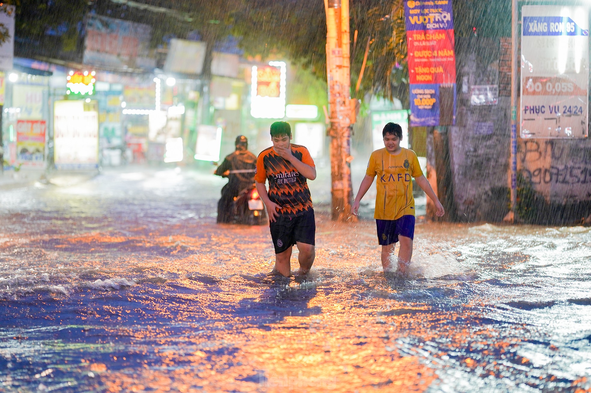 Đường vùng ven ở TPHCM thành sông sau mưa lớn kéo dài ảnh 3