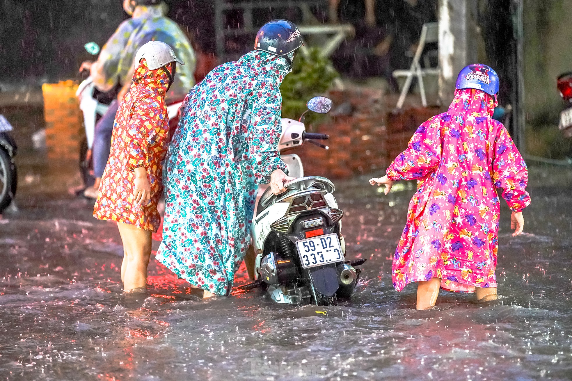 Đường vùng ven ở TPHCM thành sông sau mưa lớn kéo dài ảnh 6