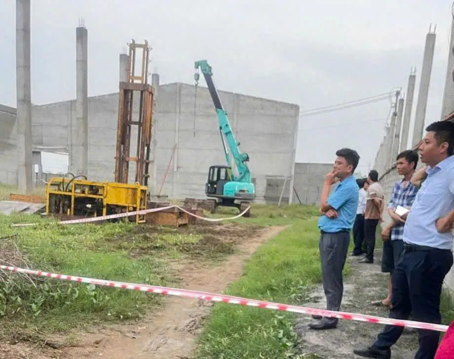 Mưa dông gây sập tường đè hai bà cháu tử vong ảnh 1