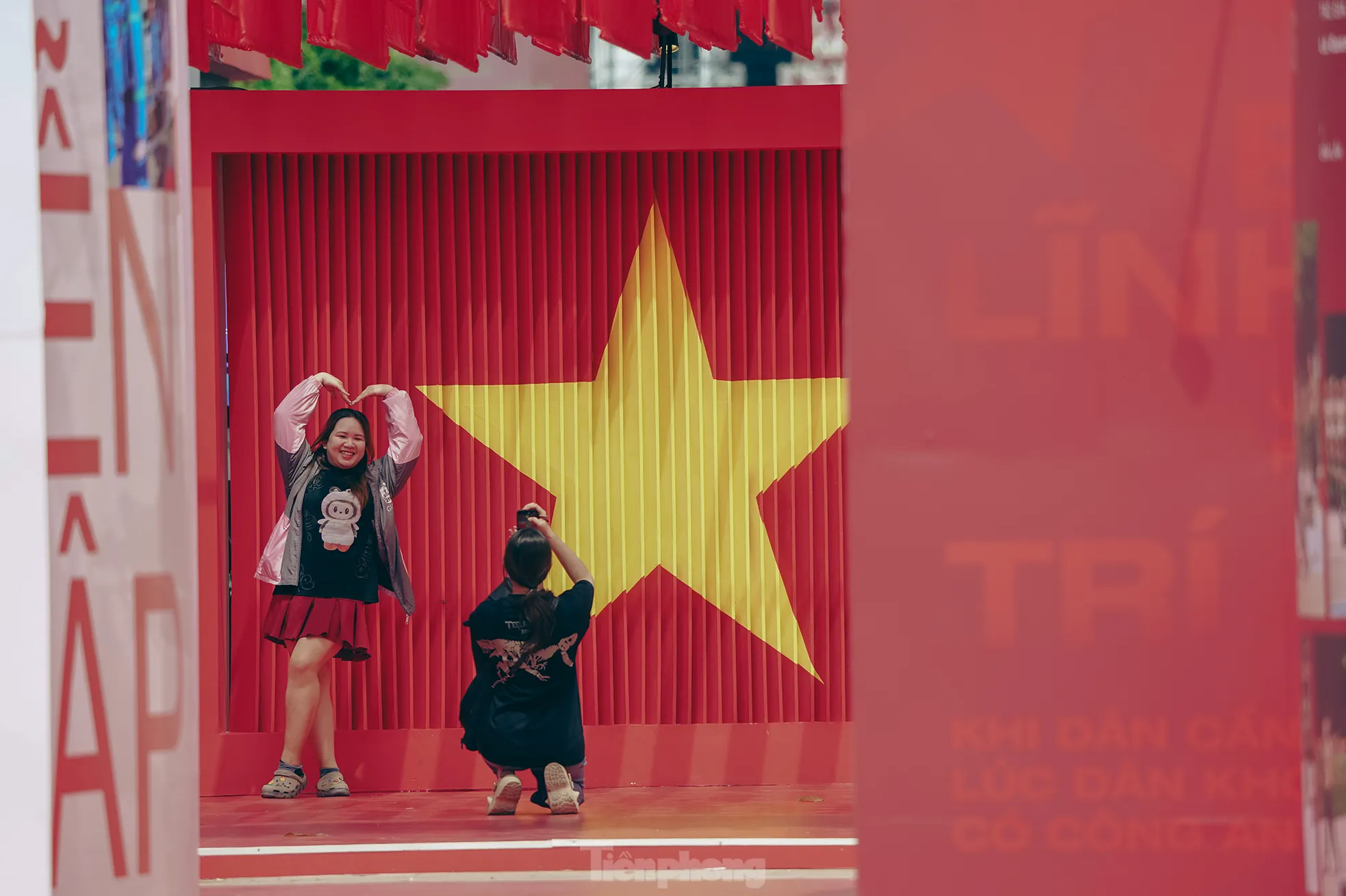 Giới trẻ trải nghiệm triển lãm đa giác quan ‘Bản hùng ca Công an nhân dân Việt Nam’ ảnh 4