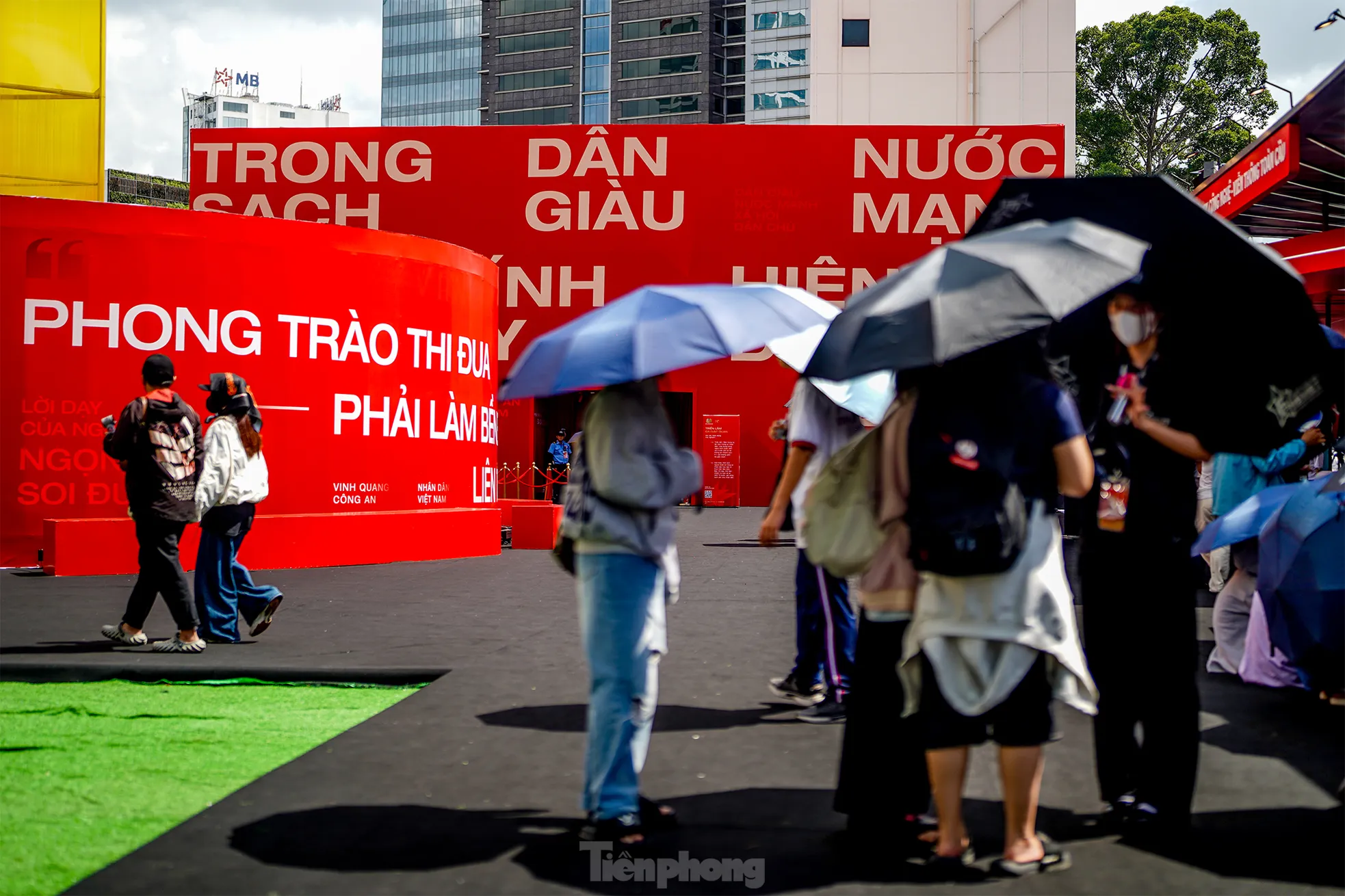 Giới trẻ trải nghiệm triển lãm đa giác quan ‘Bản hùng ca Công an nhân dân Việt Nam’ ảnh 1