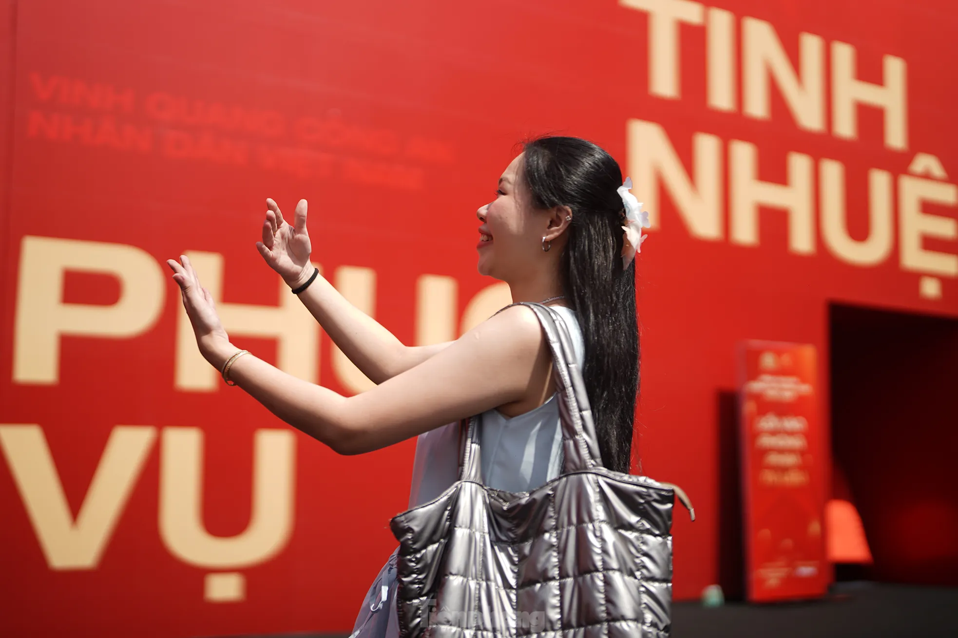 Giới trẻ trải nghiệm triển lãm đa giác quan ‘Bản hùng ca Công an nhân dân Việt Nam’ ảnh 6