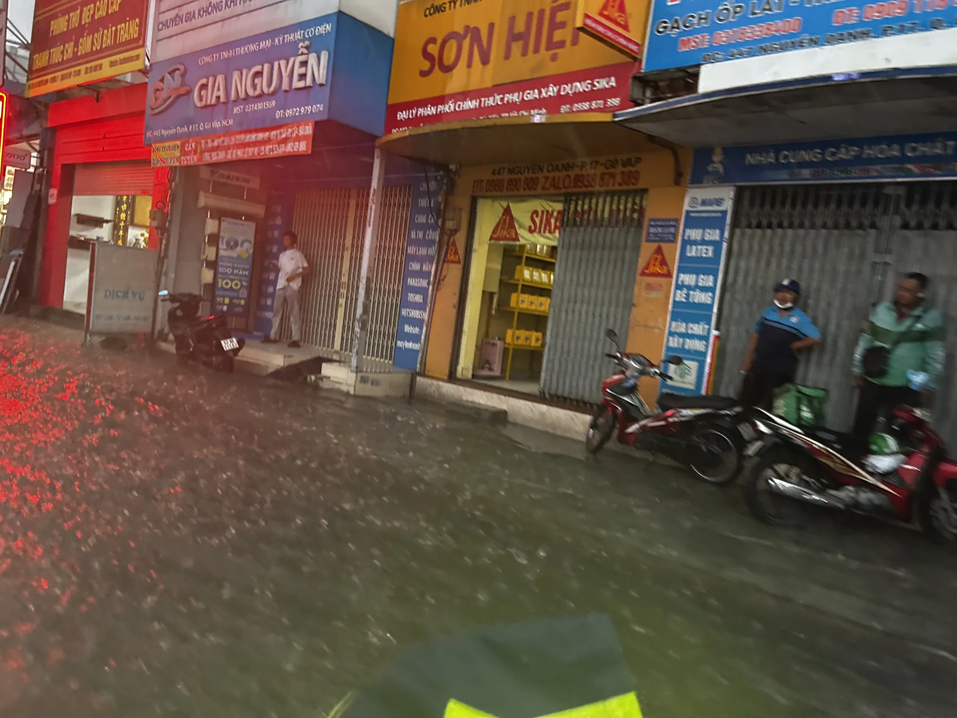 TPHCM mưa xối xả, người dân vất vả lội nước về nhà ảnh 3