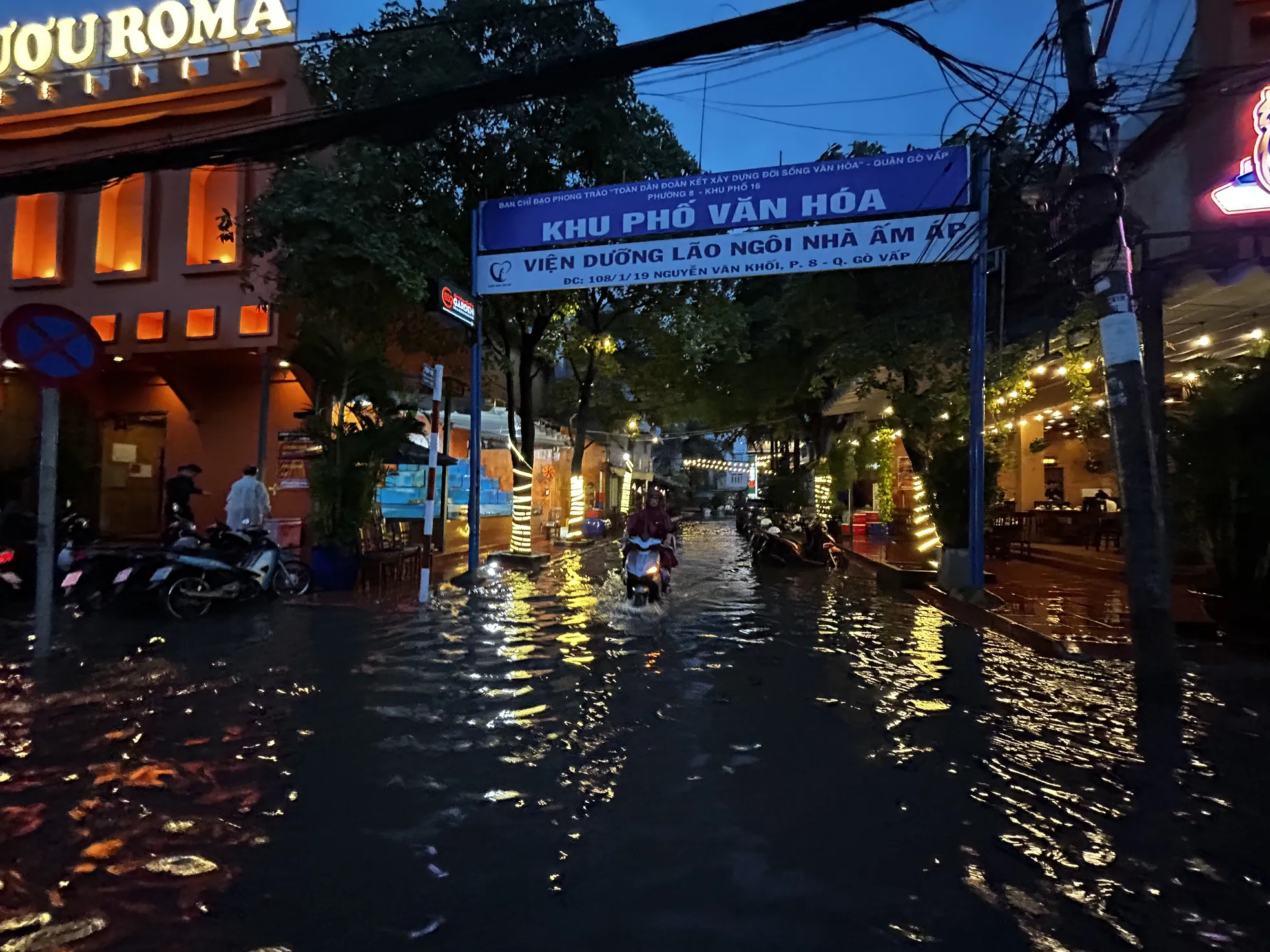 TPHCM mưa xối xả, người dân vất vả lội nước về nhà ảnh 5
