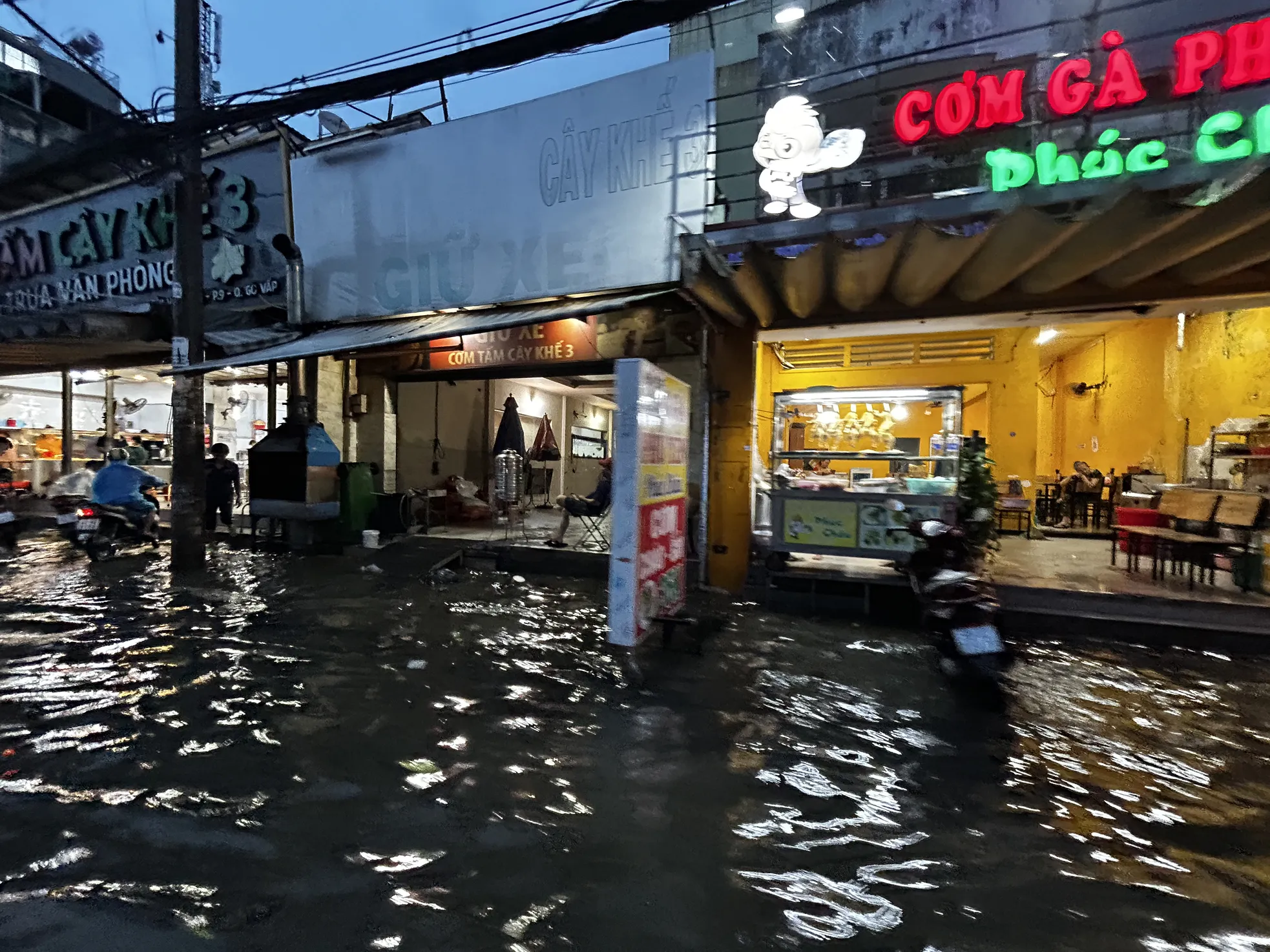 TPHCM mưa xối xả, người dân vất vả lội nước về nhà ảnh 7