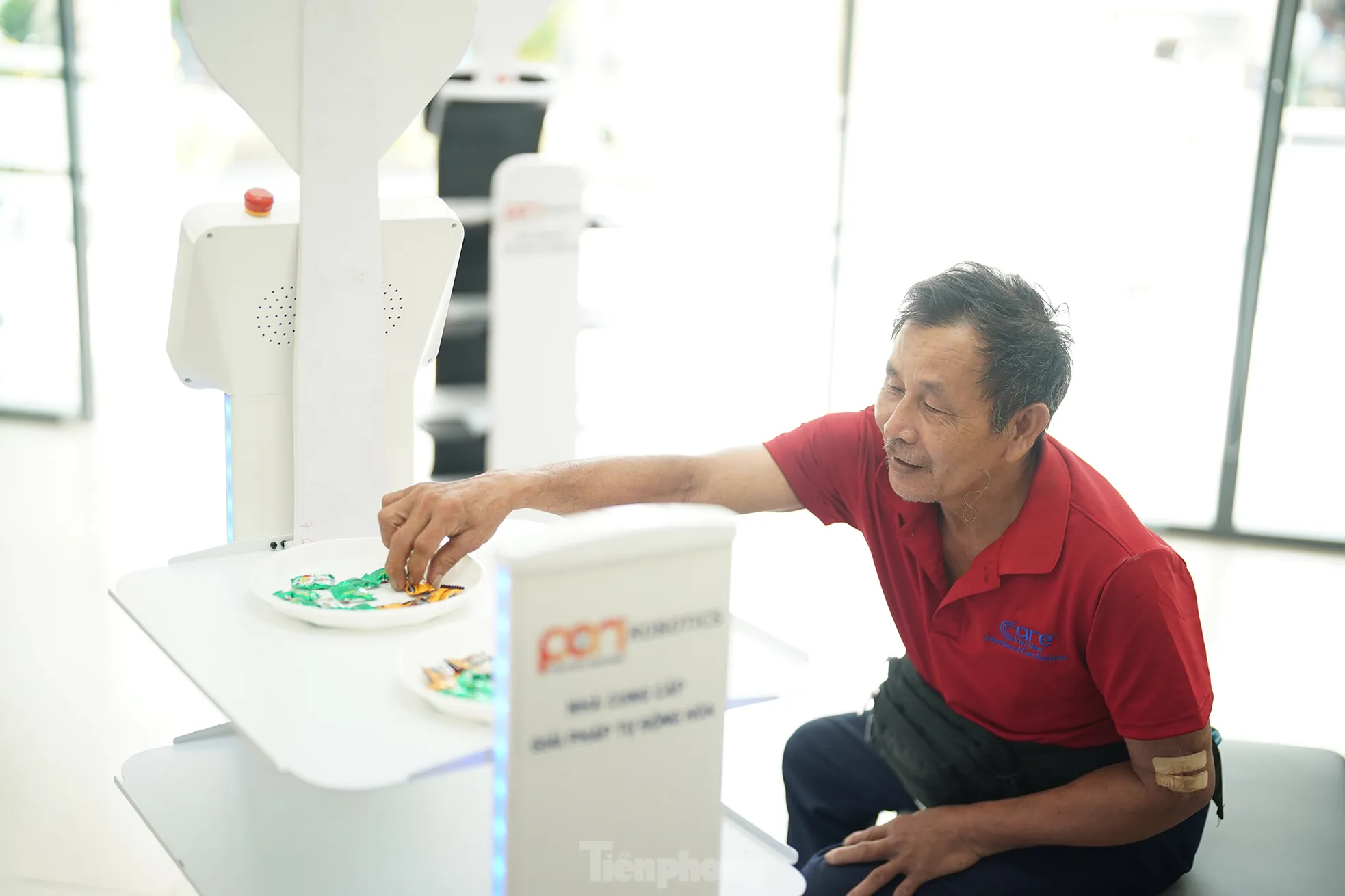 Đến phường, được robot mời nước, kẹo và đưa đi làm thủ tục ảnh 5