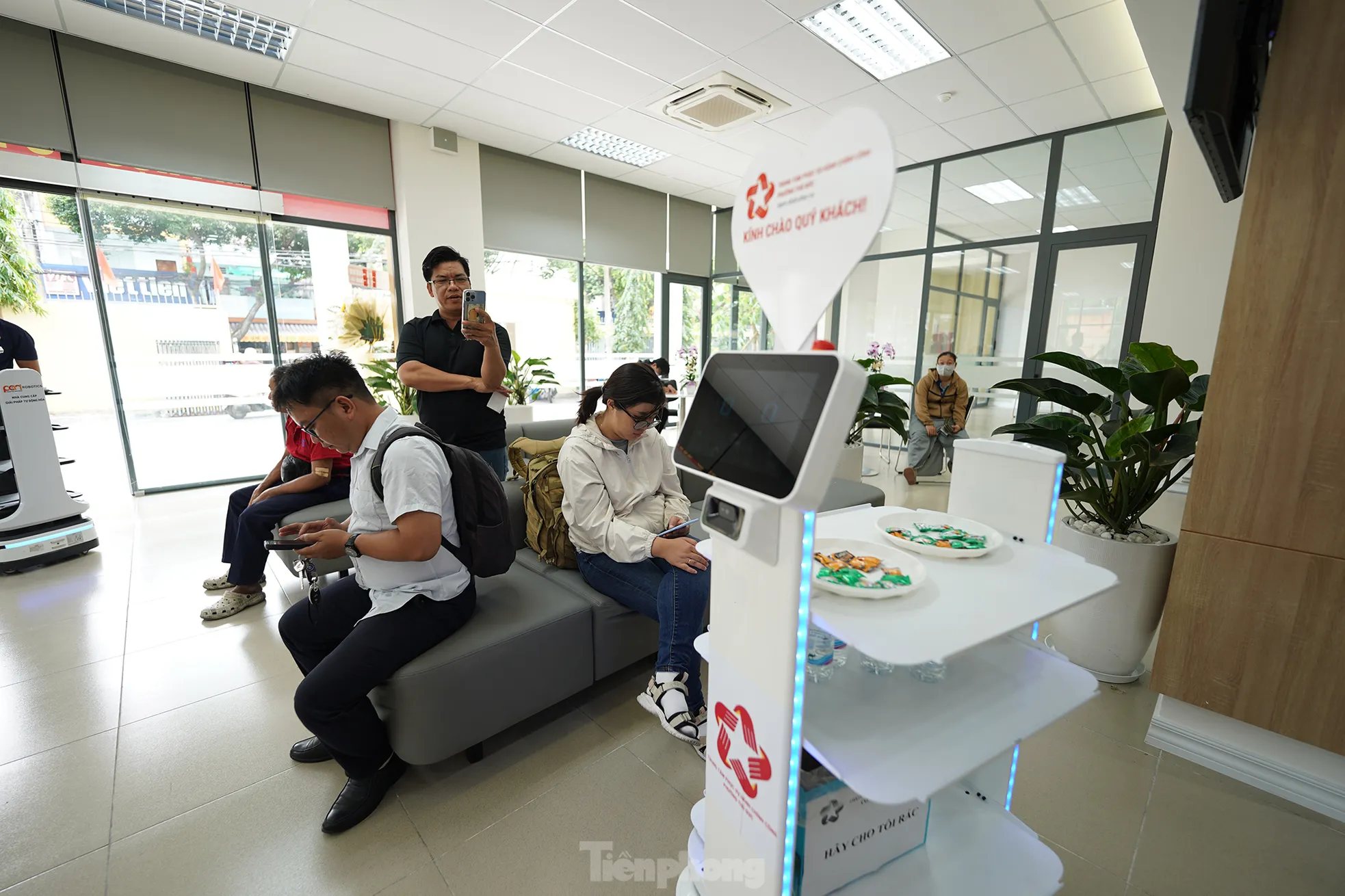 Đến phường, được robot mời nước, kẹo và đưa đi làm thủ tục ảnh 3