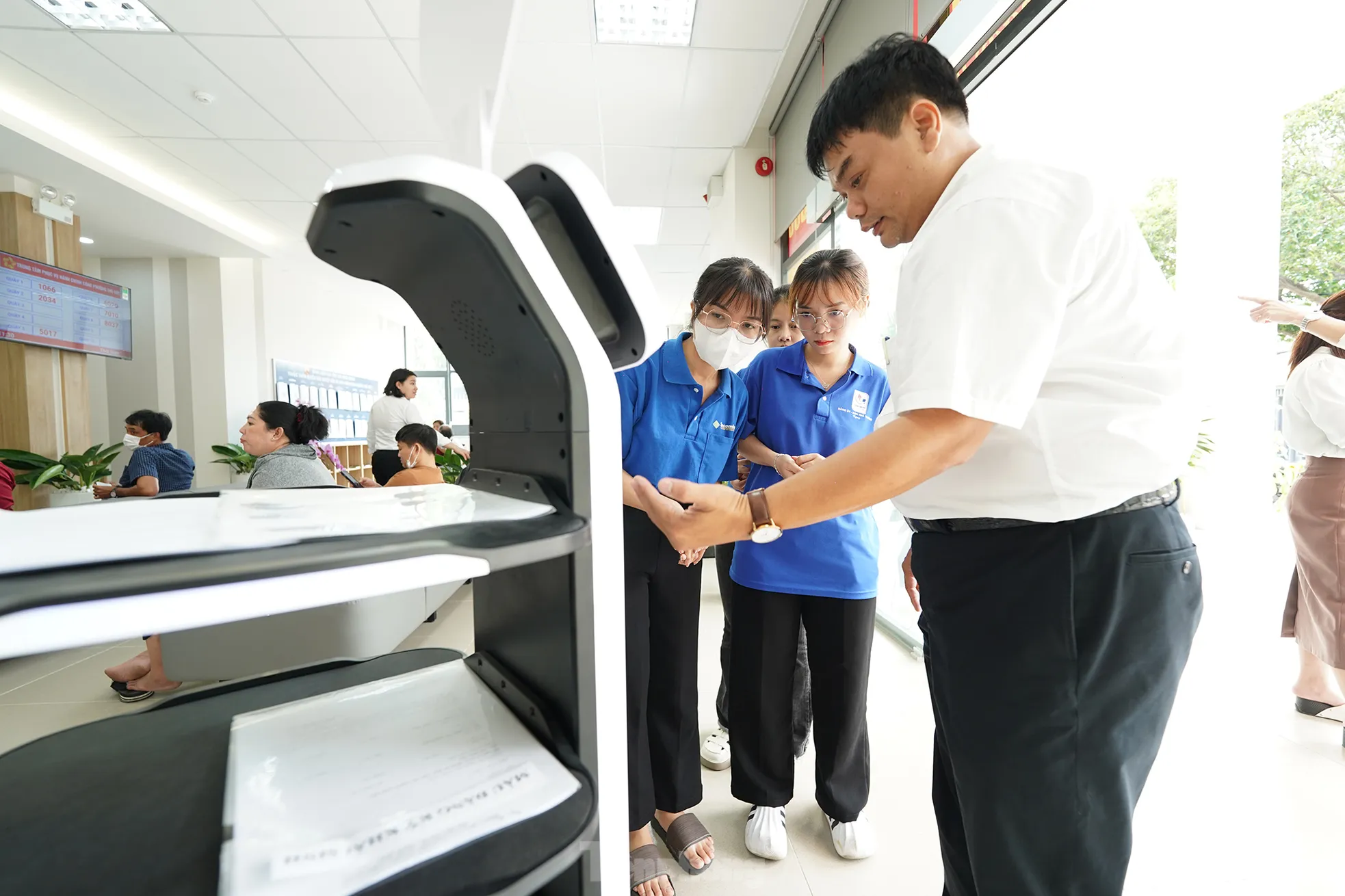 Đến phường, được robot mời nước, kẹo và đưa đi làm thủ tục ảnh 7