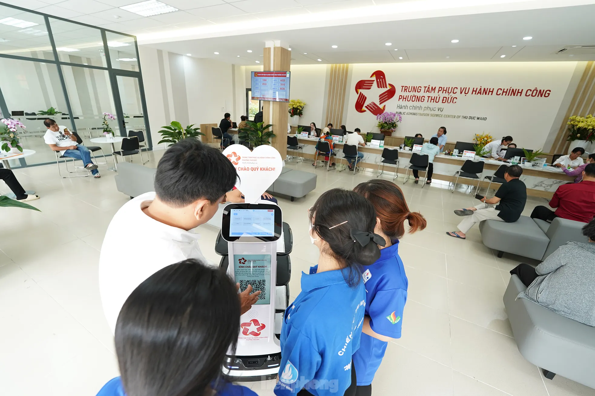 Đến phường, được robot mời nước, kẹo và đưa đi làm thủ tục ảnh 1