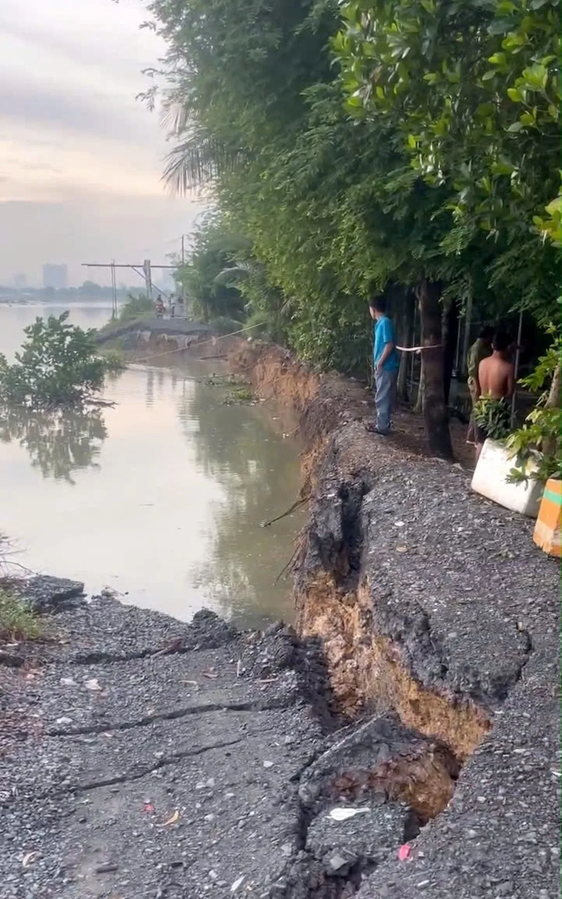 100m đê sông Sài Gòn bị sạt lở, TPHCM khẩn cấp di dời dân ảnh 1