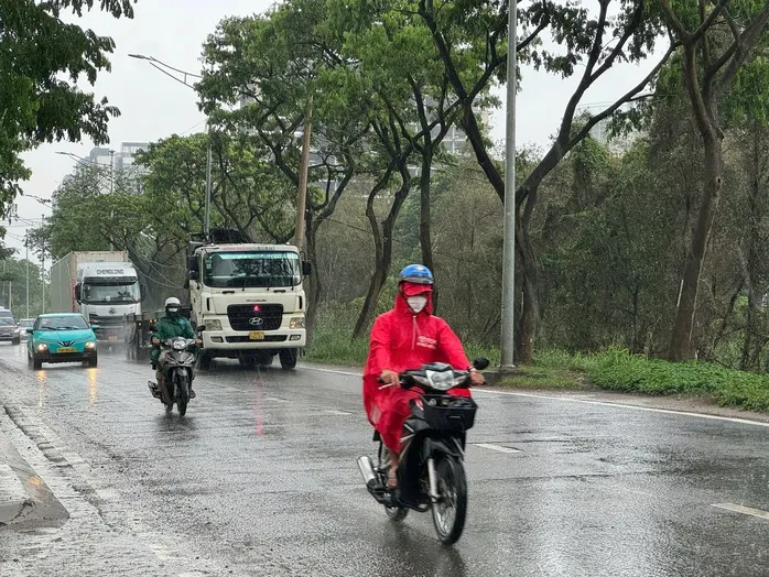 TPHCM mưa lớn kéo dài, người dân vất vả vì nhiều nơi ngập sâu ảnh 19