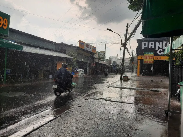 TPHCM mưa lớn kéo dài, người dân vất vả vì nhiều nơi ngập sâu ảnh 20