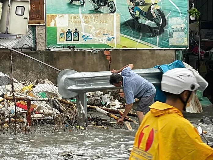 TPHCM mưa lớn kéo dài, người dân vất vả vì nhiều nơi ngập sâu ảnh 2
