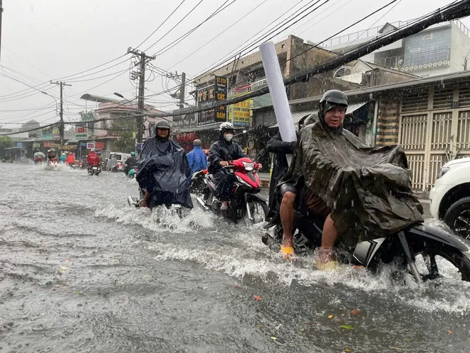 TPHCM mưa lớn kéo dài, người dân vất vả vì nhiều nơi ngập sâu ảnh 11